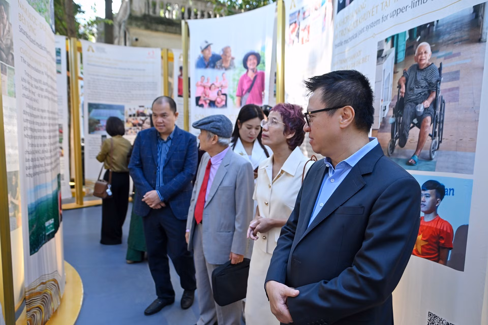 En vez de instalar la exposición en el Templo de la Literatura como en las dos ediciones anteriores, Nhan Dan la trae esta vez a su recinto, ubicado en uno de los barrios más bulliciosos de la capital, con la esperanza de acercar mejor los proyectos e iniciativas a la población.