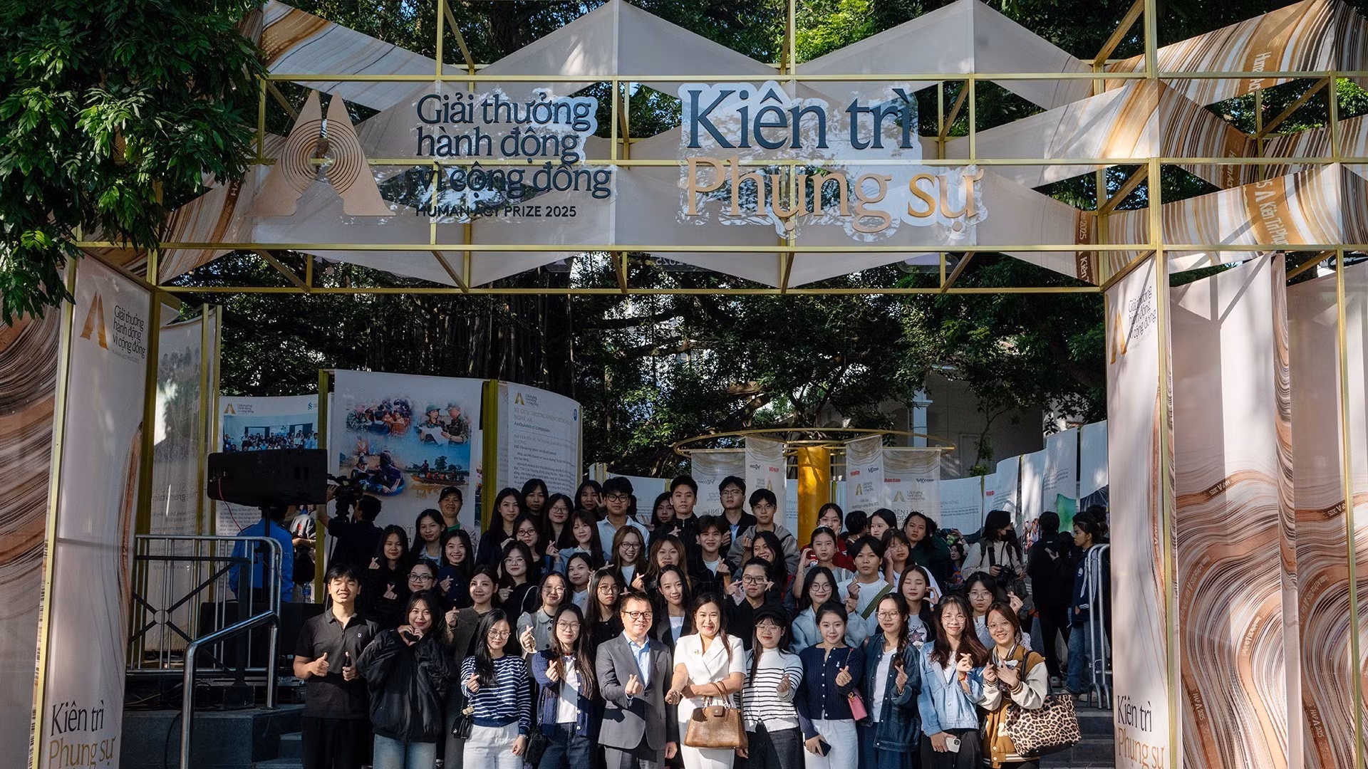 La exposición se enmarca en los Premios para Acciones por la Comunidad 2025, cuyo objetivo es honrar los esfuerzos comunitarios e inspiradores en la acción y la sabiduría.