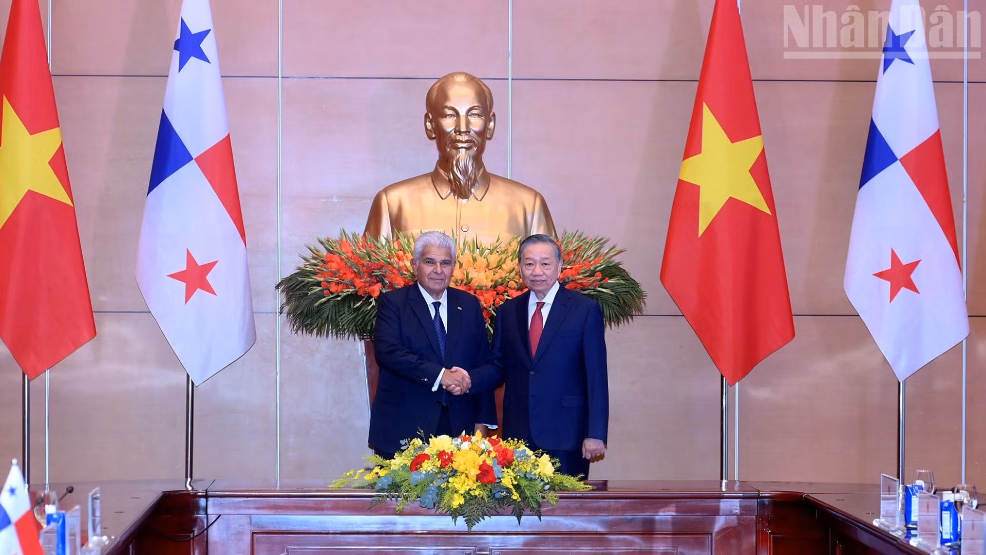 El secretario general del Partido Comunista y presidente de Vietnam, To Lam (derecha), y el presidente de Panamá, José Raúl Mulino.