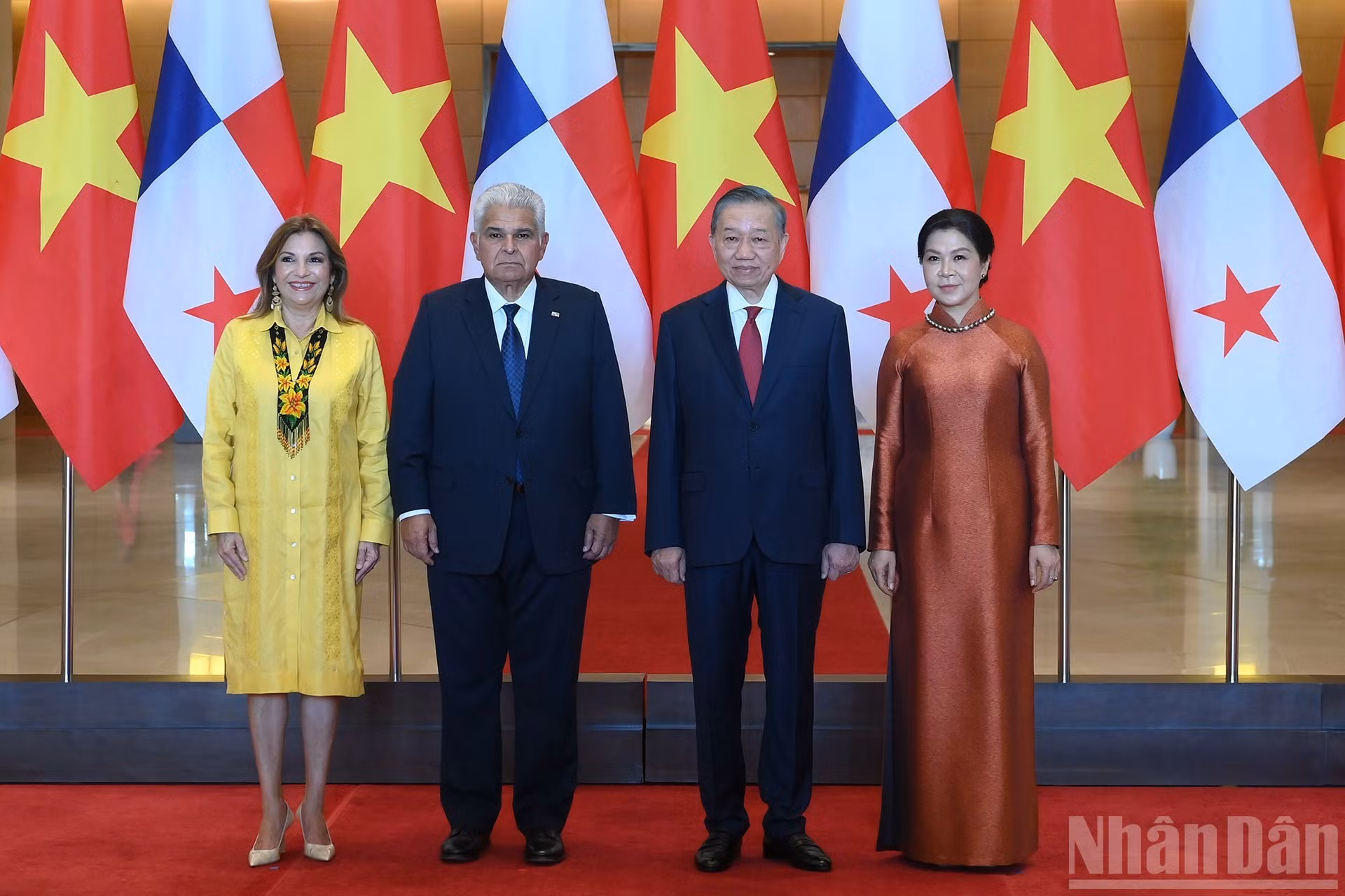El secretario general del Partido Comunista y presidente de Vietnam, To Lam, y su esposa, Ngo Phuong Ly, junto al presidente de Panamá, José Raúl Mulino, y la primera dama Maricel Cohen de Mulino.