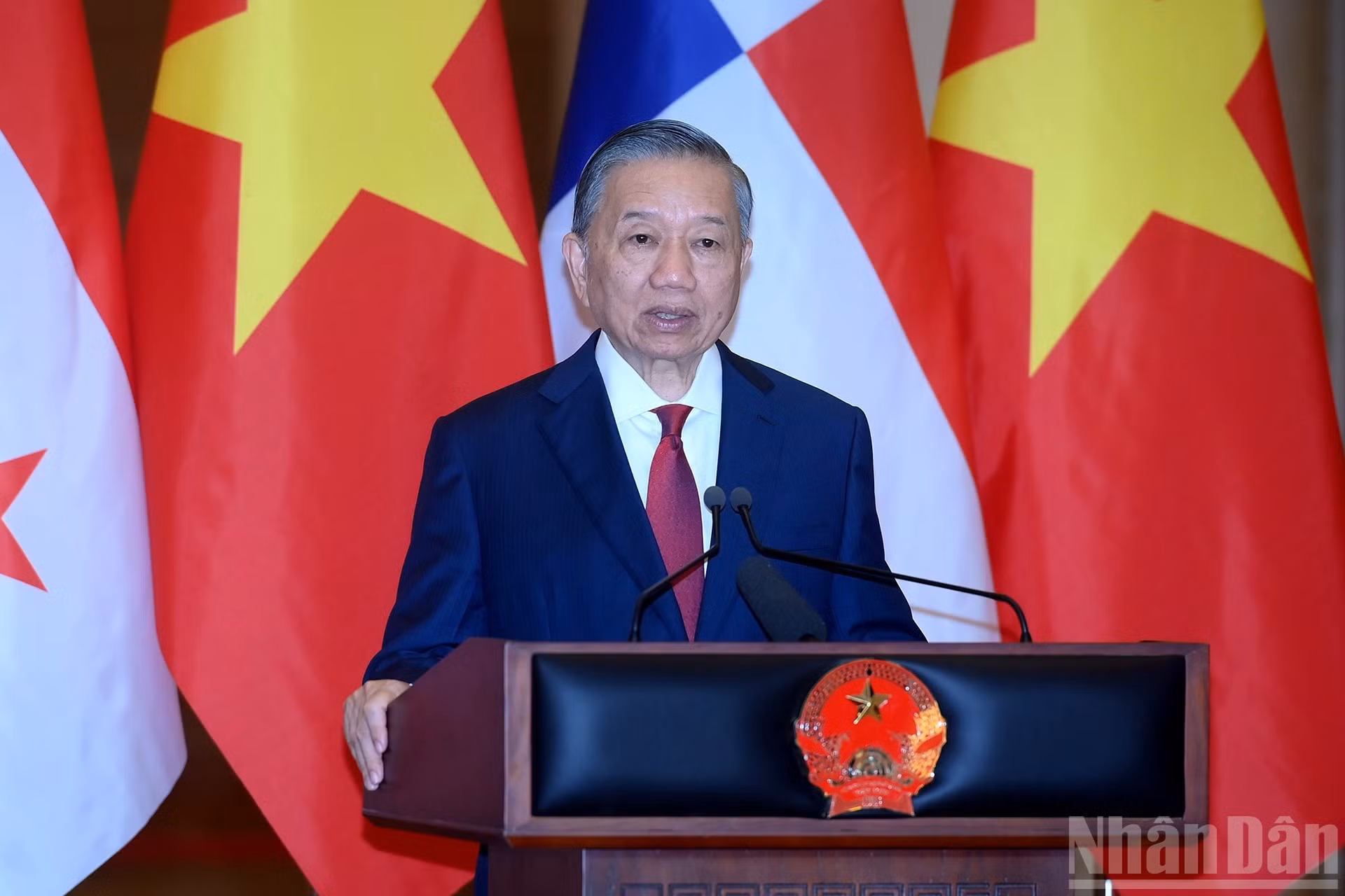 El secretario general del Partido Comunista y presidente de Vietnam, To Lam, da palabras.
