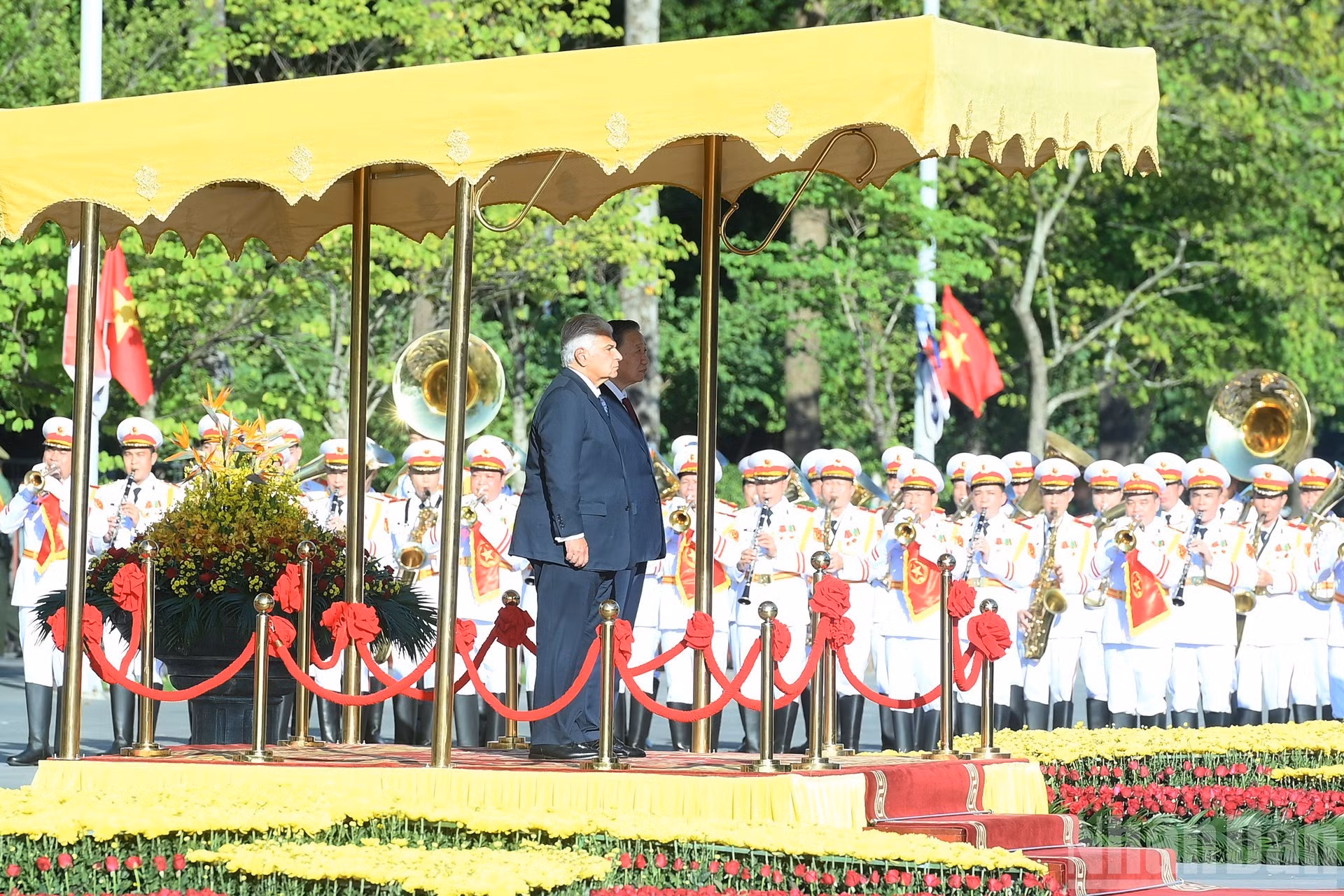 Los dos mandatarios en el acto de interpretación del himno nacional.