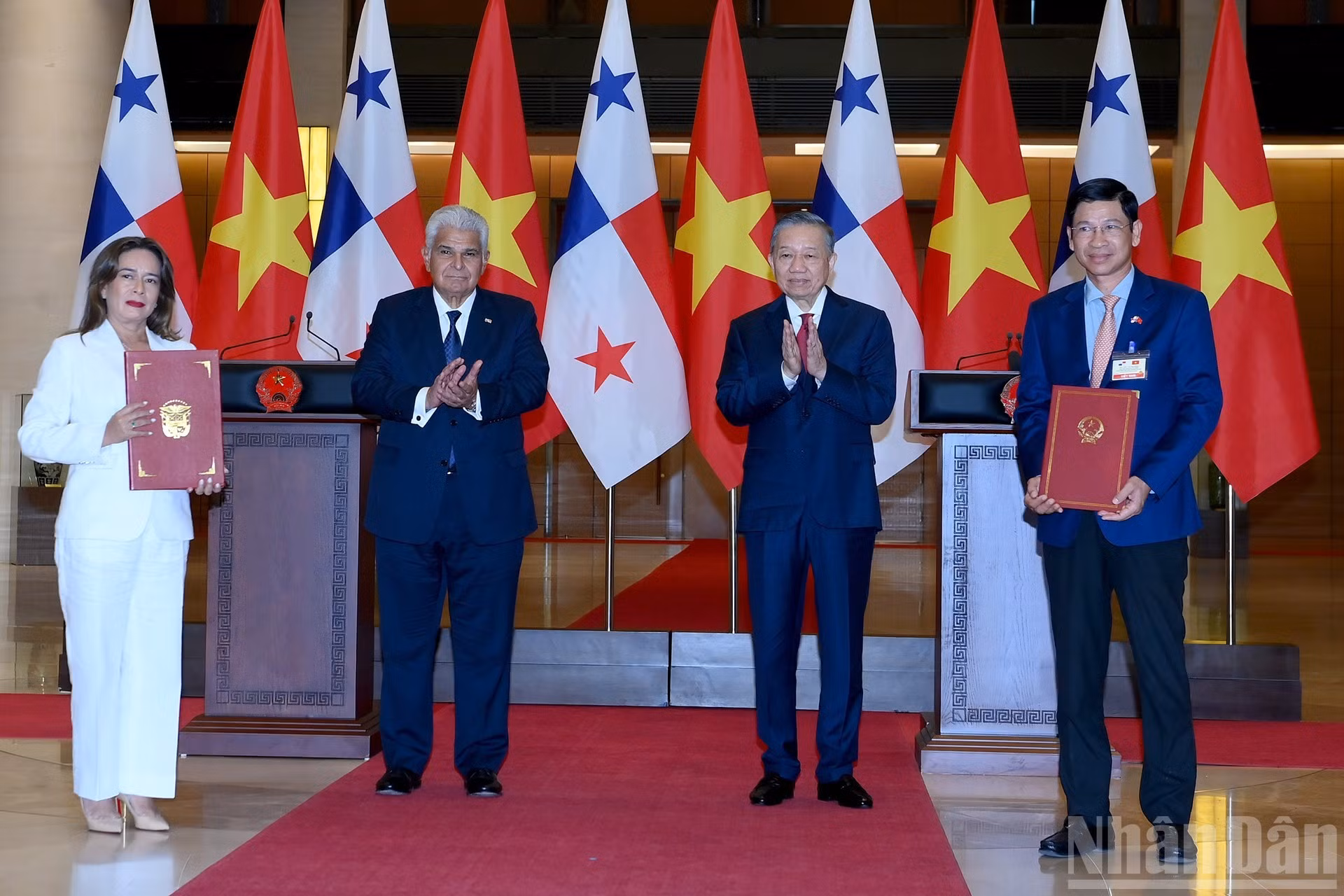 Los dos mandatarios presencian la entrega de documentos de cooperación binacional.