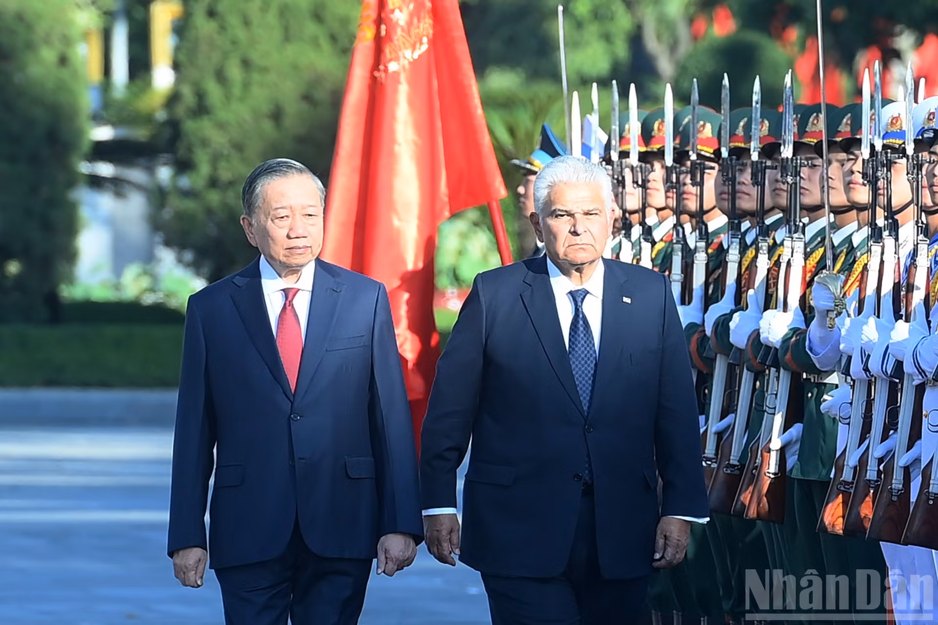 El secretario general del Partido Comunista y presidente de Vietnam, To Lam (izquierda), y el presidente de Panamá, José Raúl Mulino, pasan revista a la guardia de honor del Ejército Popular de Vietnam.