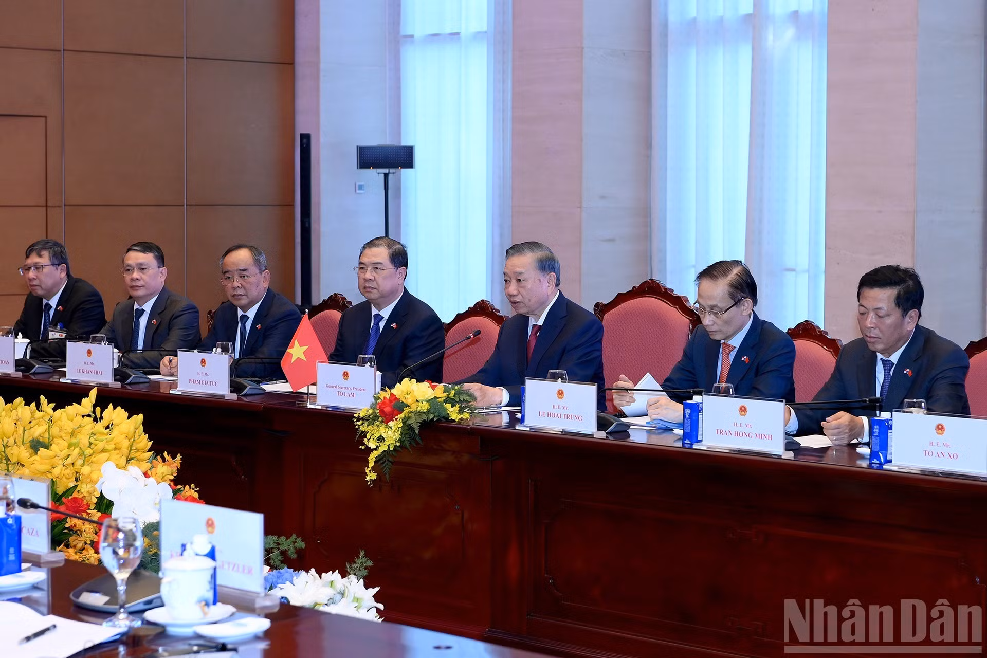 El máximo dirigente vietnamita y delegados del país anfitrión.