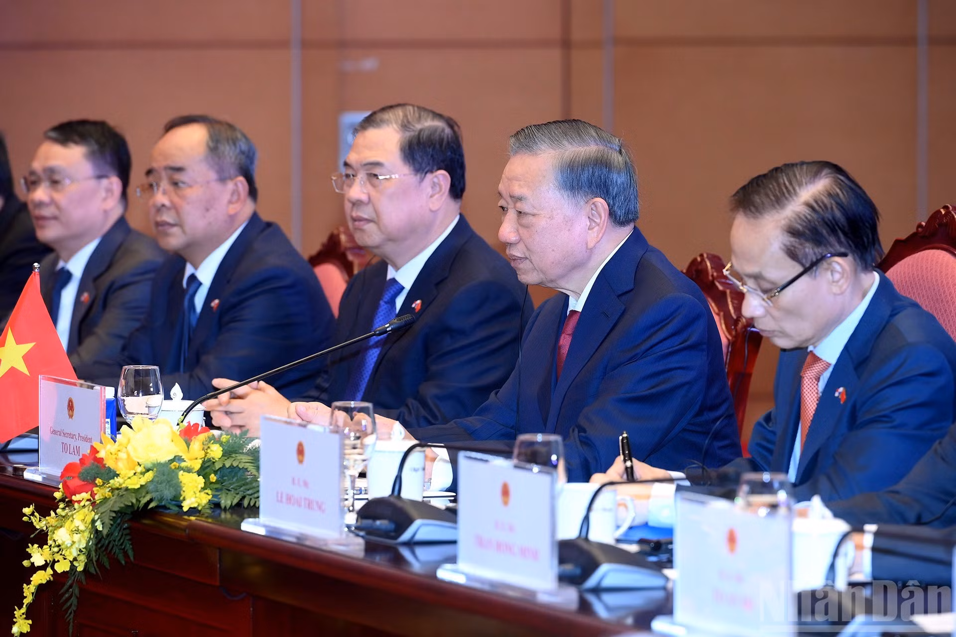 El secretario general del Partido Comunista y presidente de Vietnam, To Lam, da palabras.