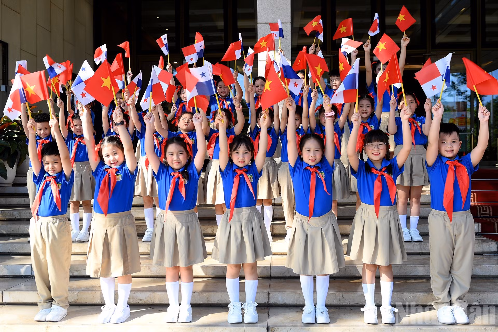 Niños capitalinos dan la bienvenida al presidente panameño y su esposa.