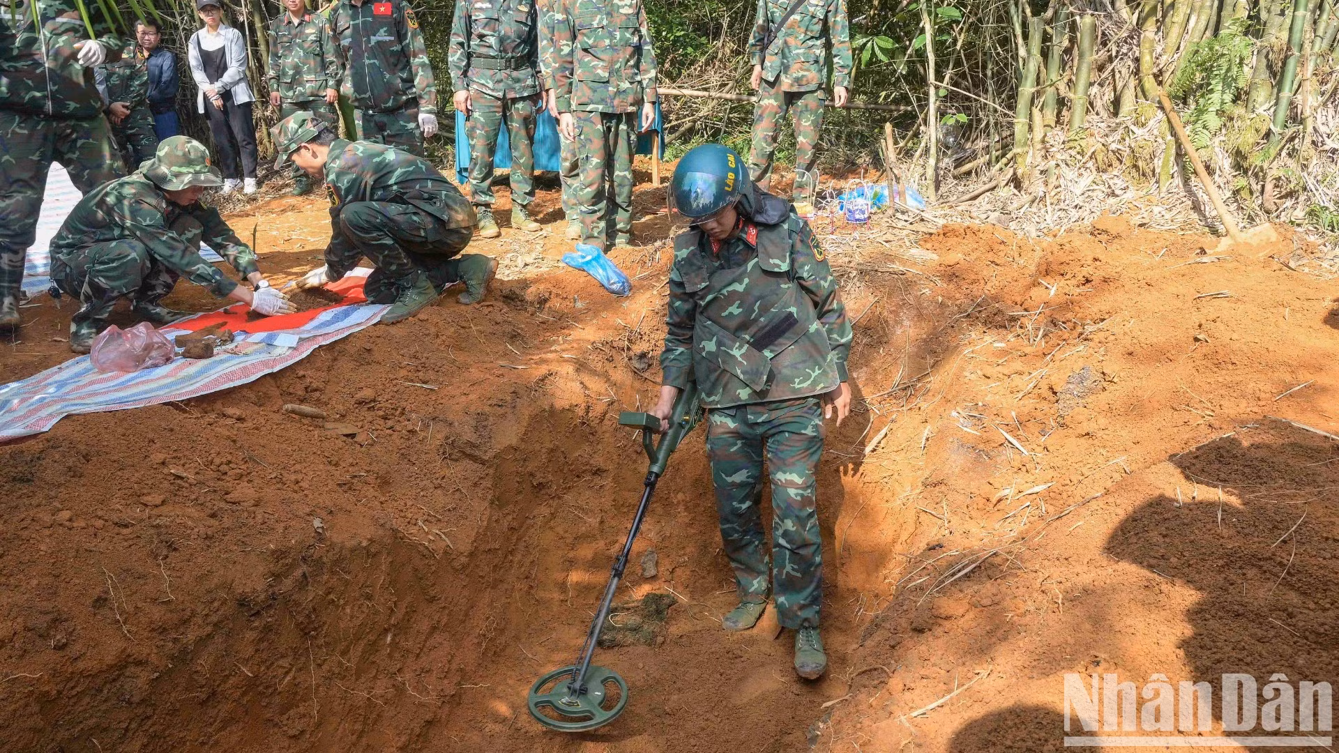 Ingenieros militares convocados al sitio manejan municiones sin detonar que se encuentran durante las excavaciones.