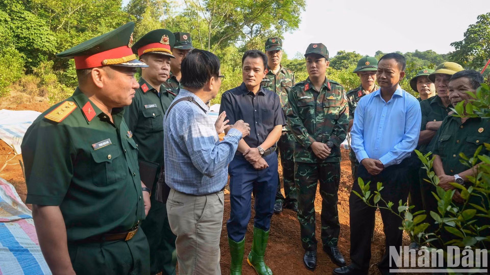 Giang Quoc Hung (con camisa negra), vicepresidente del Comité Popular de Lao Cai, y el teniente coronel Luong Hoang Giang (a su derecha), comisario político del Alto Mando Militar provincial, se personan desde tempranas horas en el sitio para supervisar la exhumación.