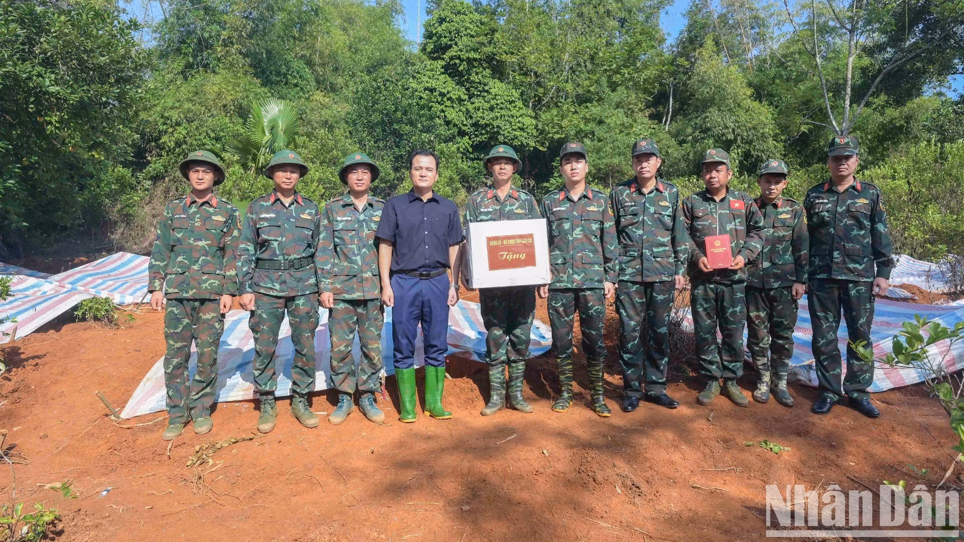 Entrega de un obsequio de dirigentes de Lao Cai y del Alto Mando Militar provincial a las fuerzas encargadas de la labor.