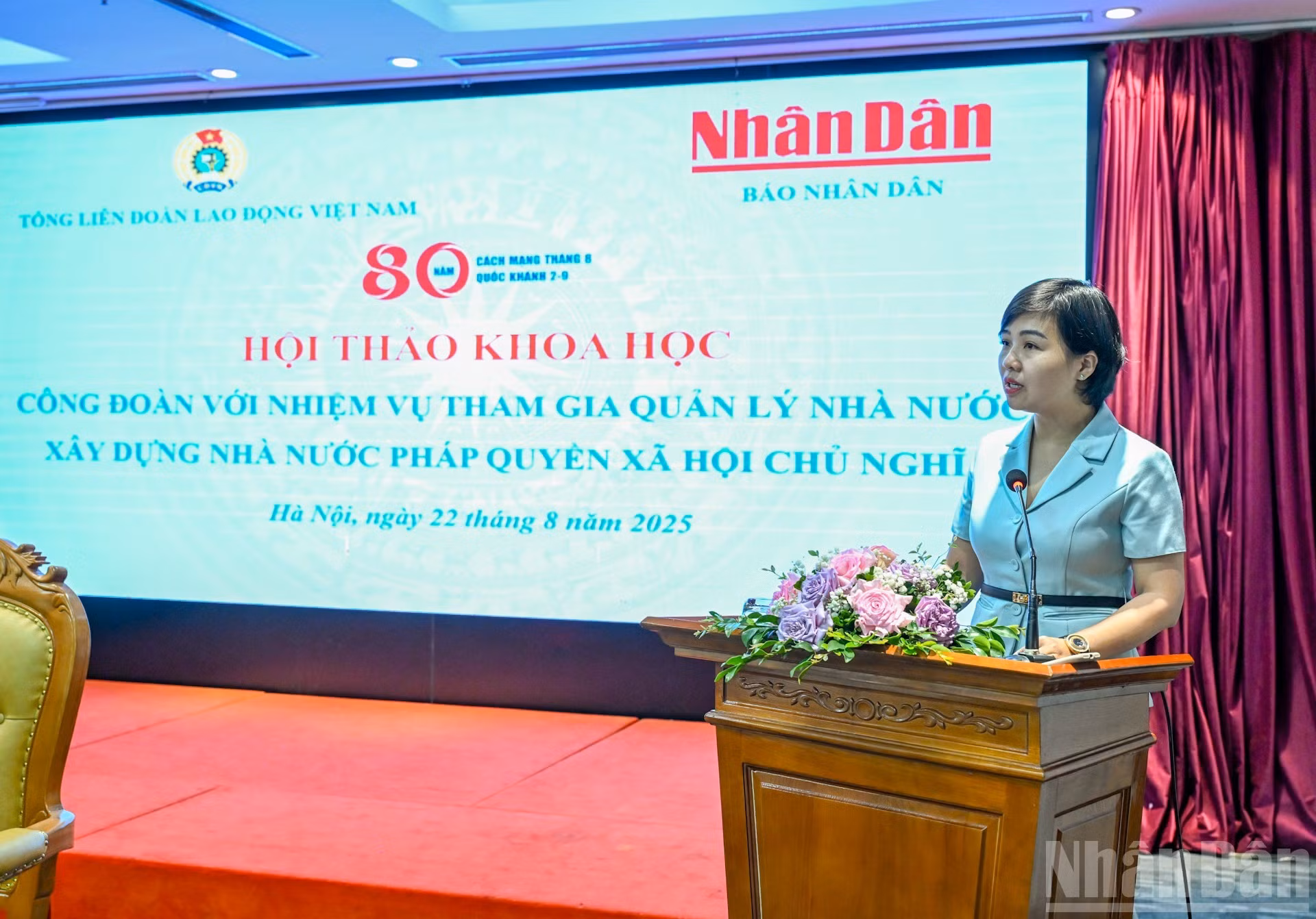 La abogada Nguyen Hoang Mai, quien también es profesora de la Universidad Sindical, presenta una ponencia.