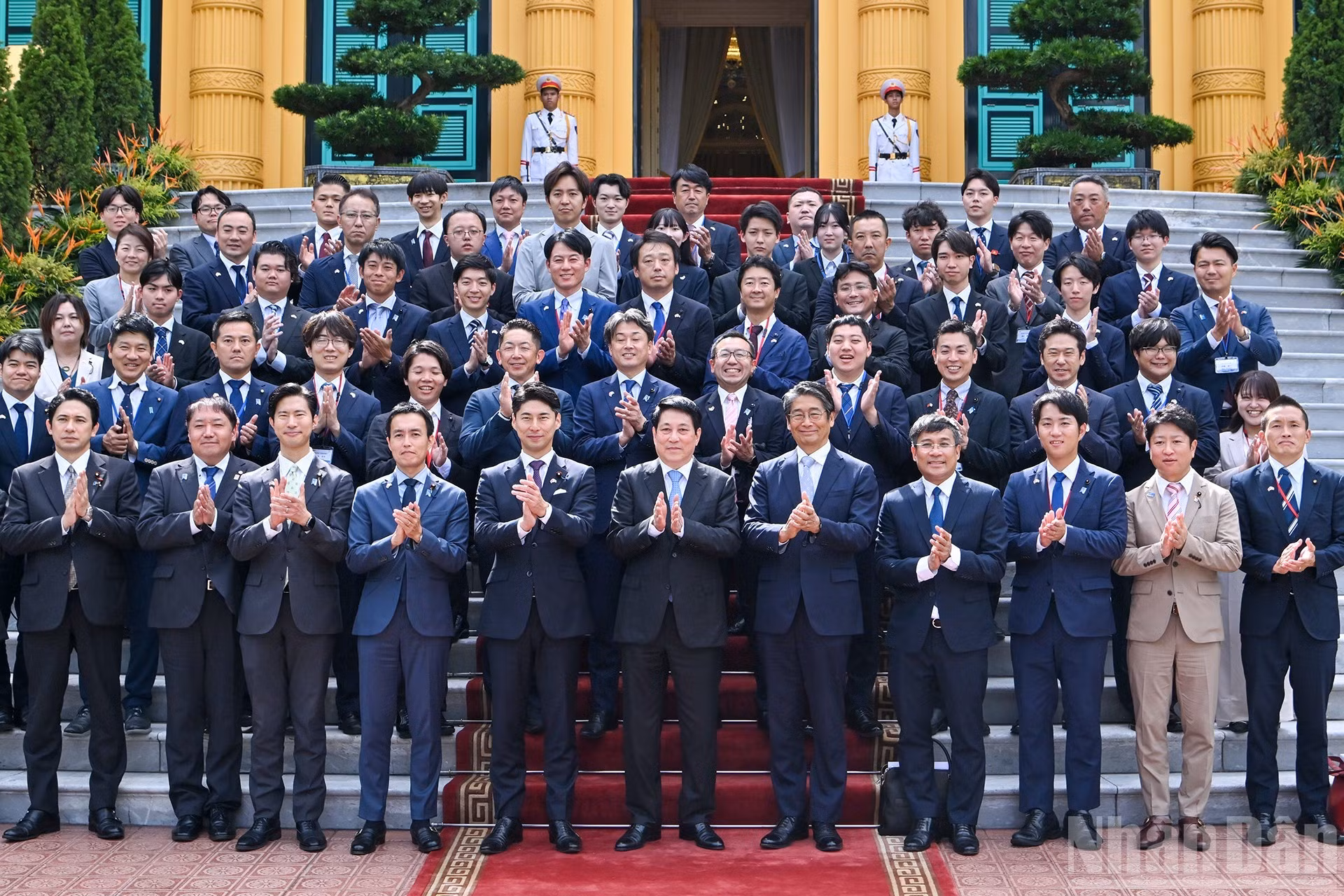 El presidente Luong Cuong posa junto a los delegados japoneses.