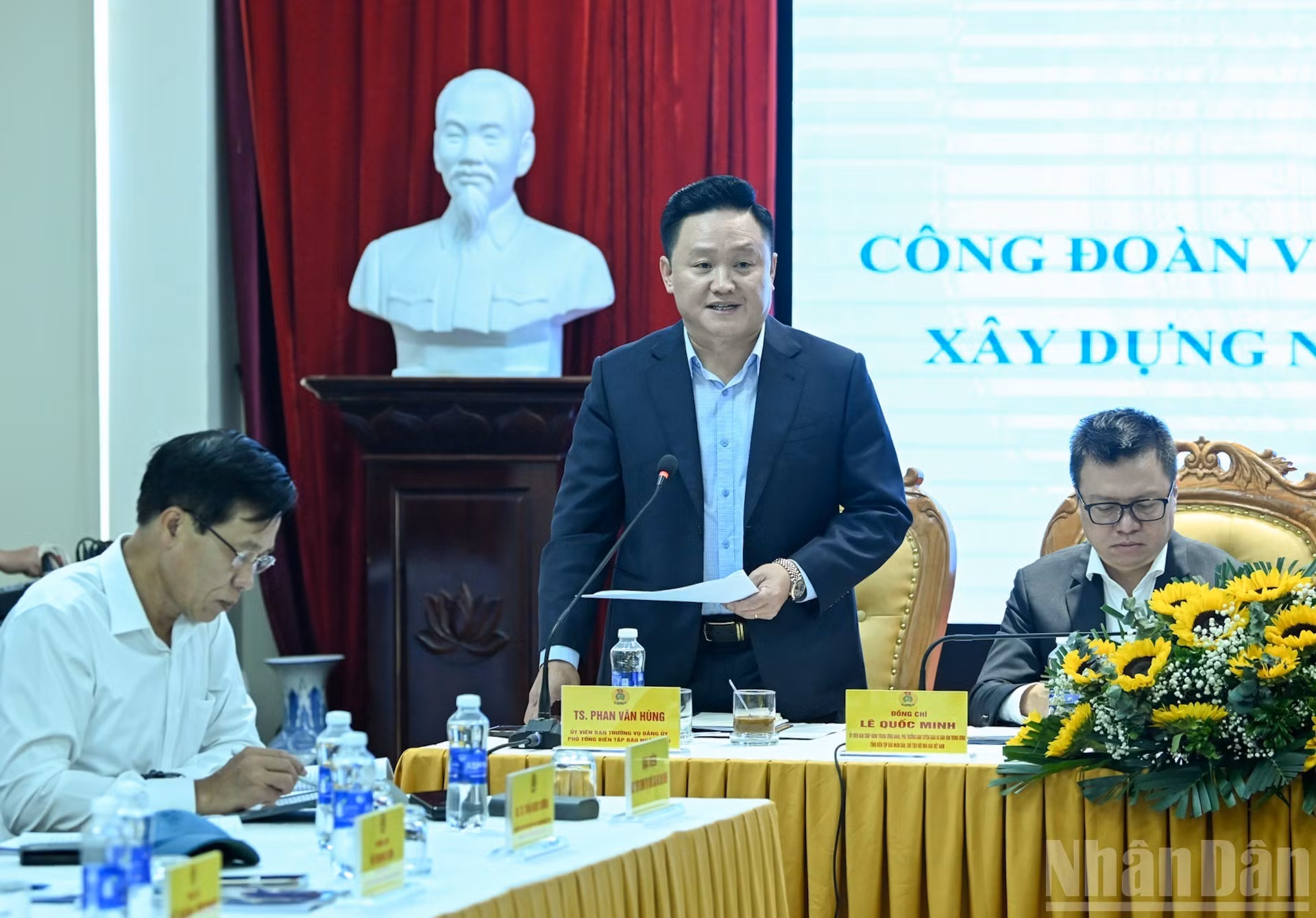 El redactor subjefe del periódico Nhan Dan Phan Van Hung dirige la primera sesión del seminario.