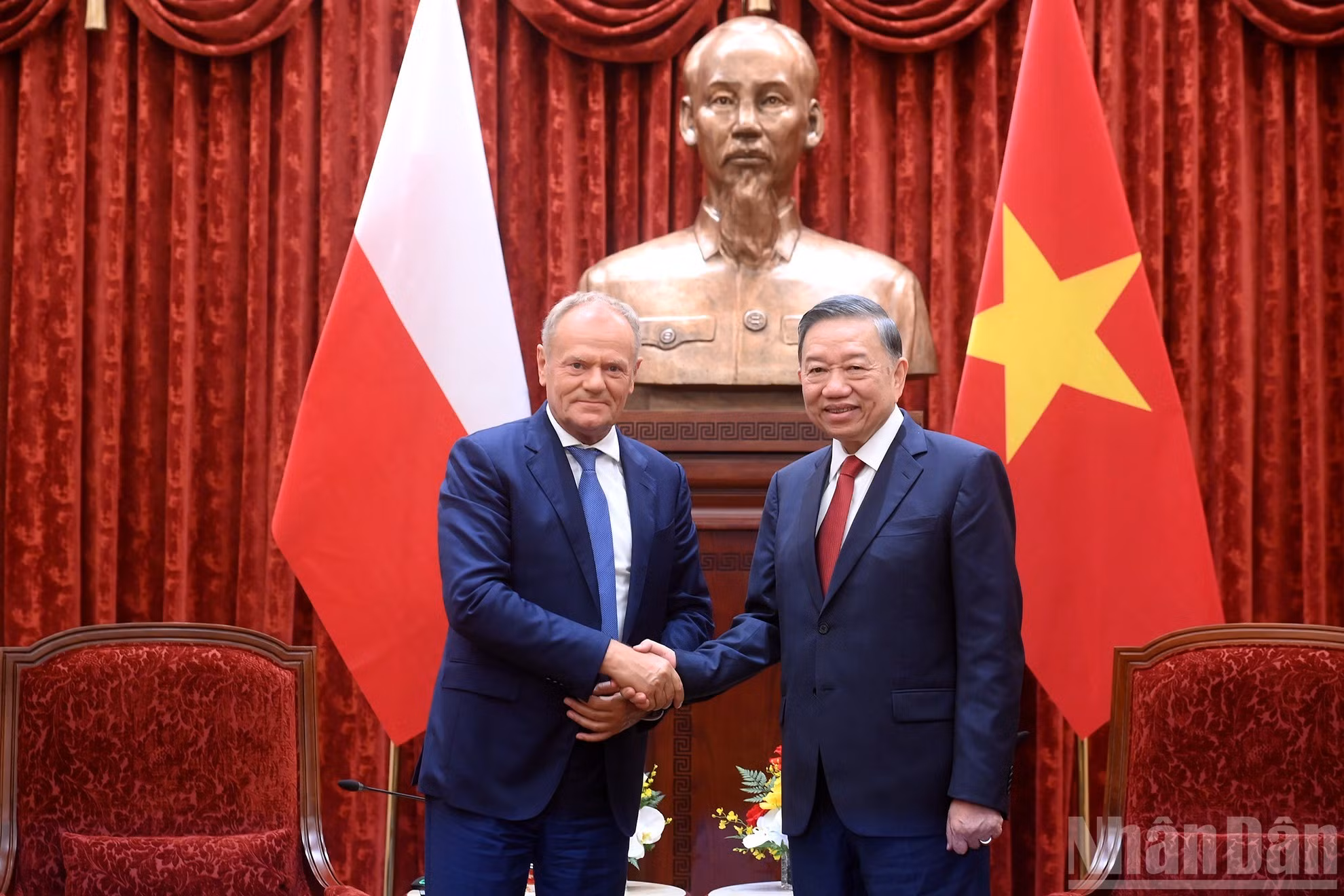 El secretario general del Partido Comunista y presidente de Vietnam, To Lam, recibe al primer ministro de Polonia, Donald Tusk.