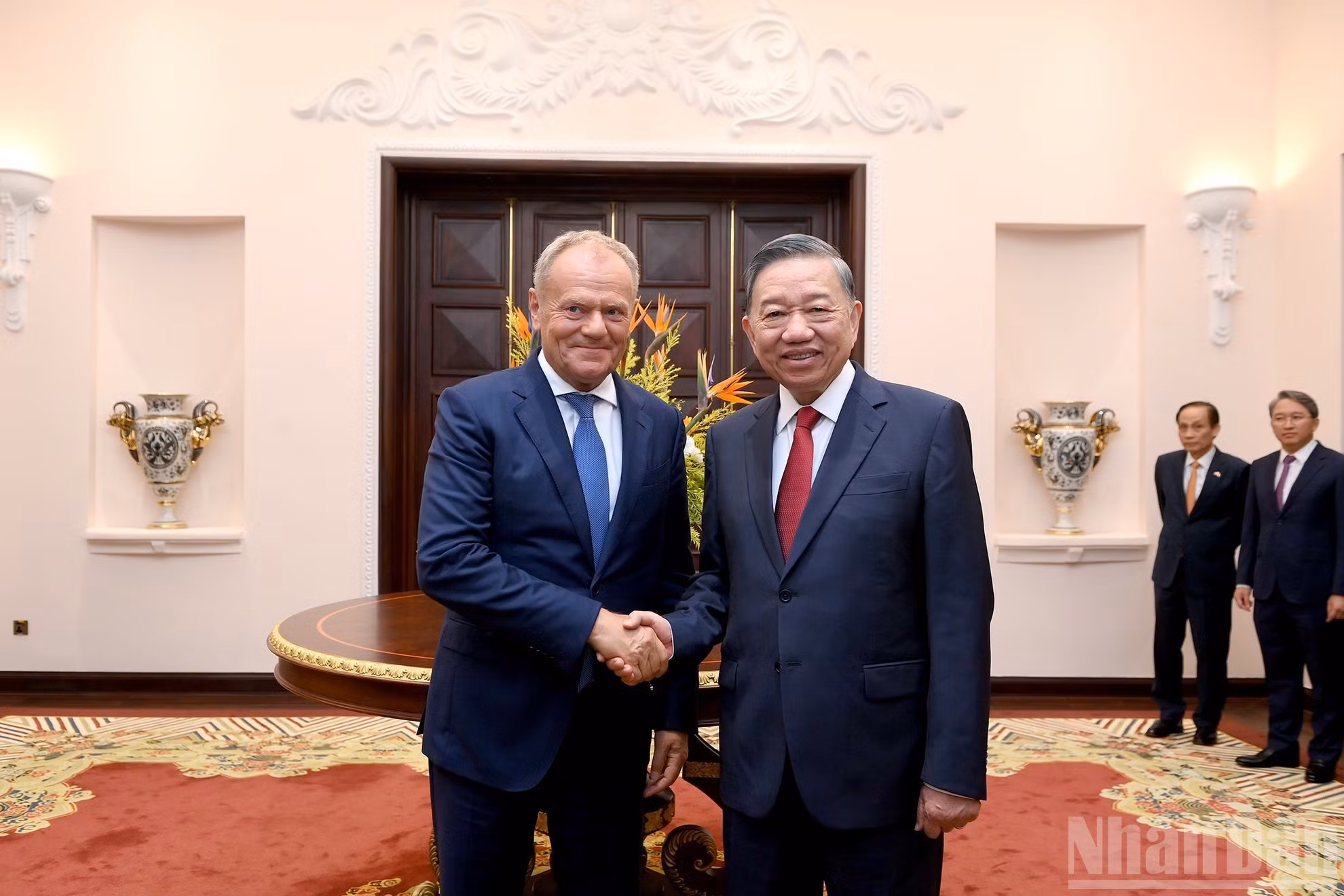 El secretario general del Partido Comunista y presidente de Vietnam, To Lam, y el primer ministro de Polonia, Donald Tusk.