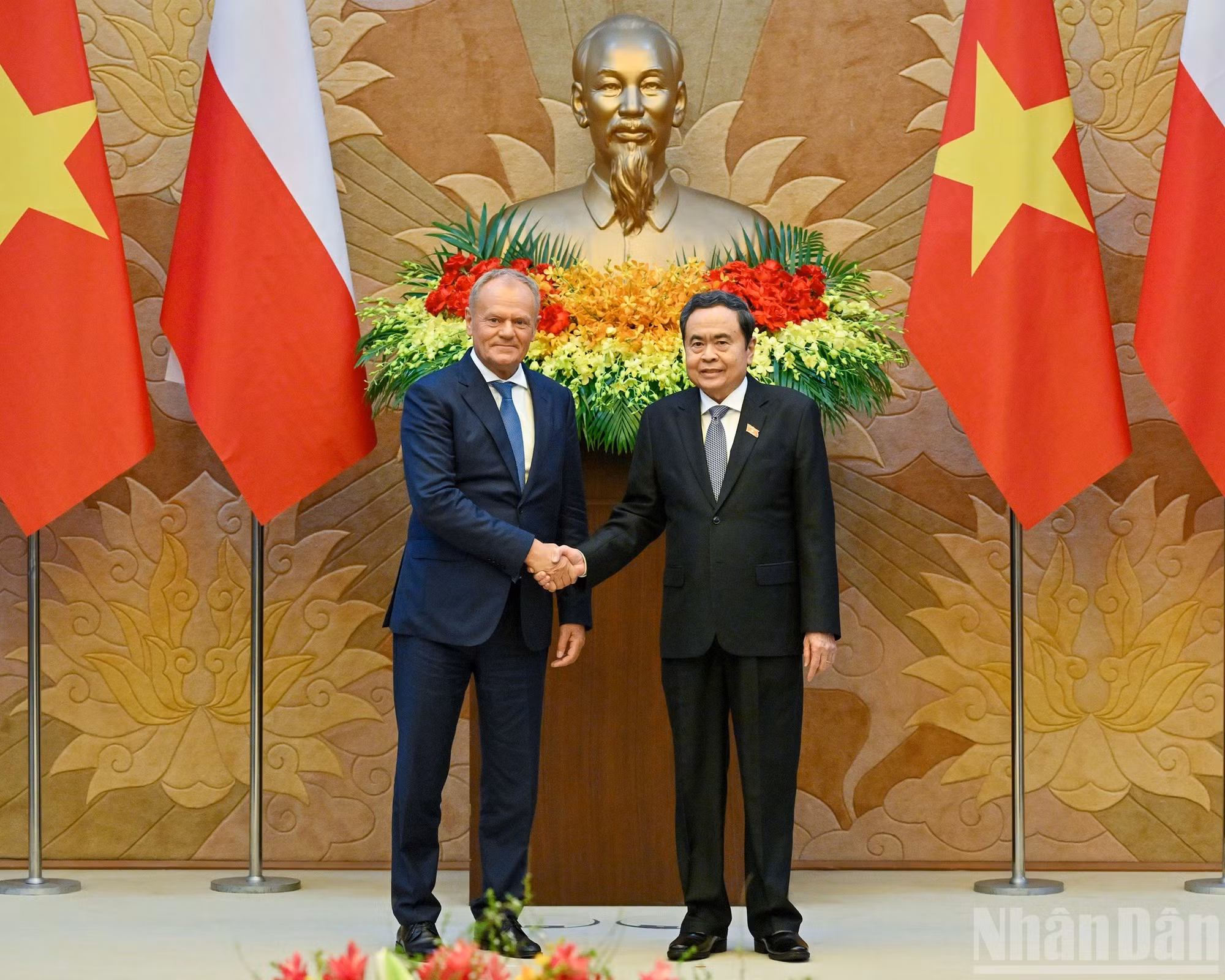 El presidente de la Asamblea Nacional de Vietnam, Tran Thanh Man, y el primer ministro de Polonia, Donald Tusk.