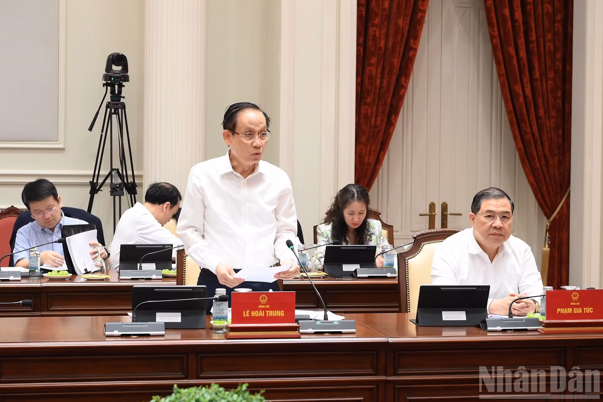 Le Hoai Trung, miembro del Buró Político del Comité Central del Partido y ministro de Relaciones Exteriores, tiene la palabra.