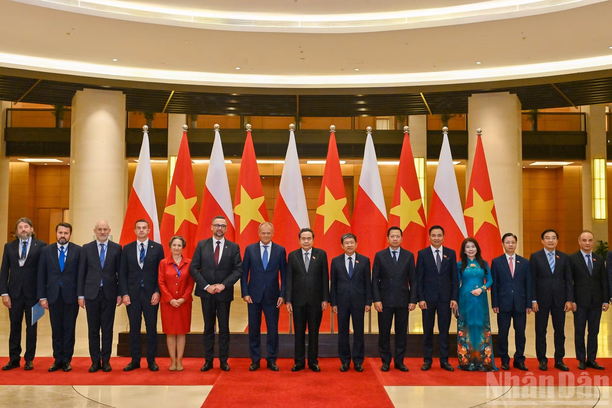 El presidente de la Asamblea Nacional de Vietnam, Tran Thanh Man, y el primer ministro de Polonia, Donald Tusk, se toman fotos con los delegados.