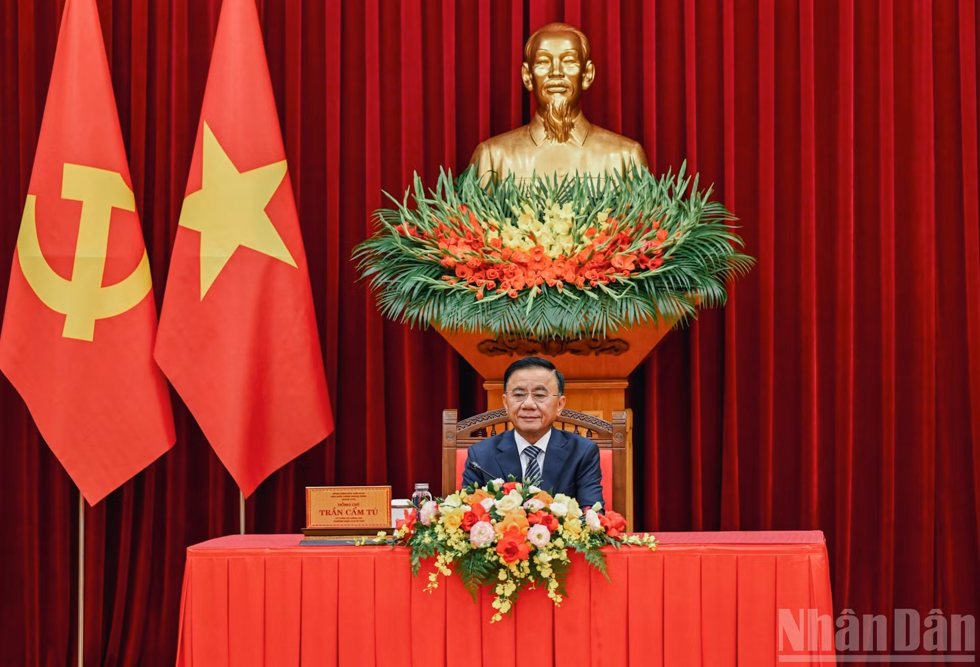 El integrante del Buró Político y miembro permanente del Secretariado del Comité Central del Partido Comunista de Vietnam, Tran Cam Tu, preside la cita.