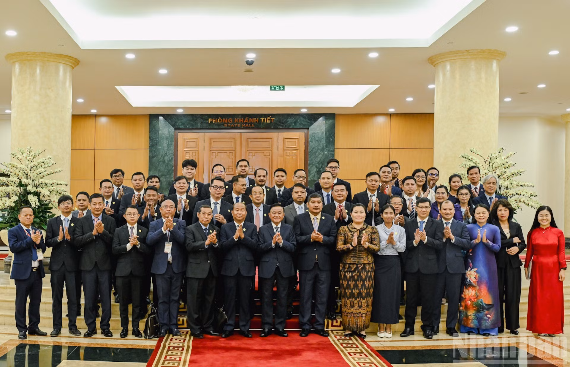 Los delegados de ambas partes se toman fotos.