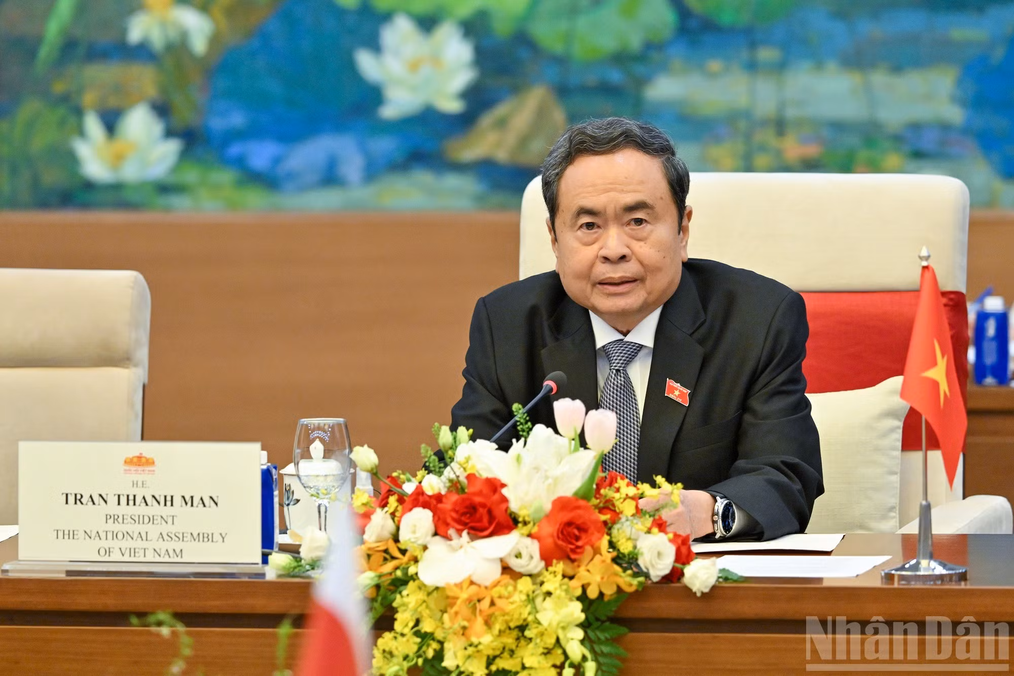 El presidente de la Asamblea Nacional de Vietnam, Tran Thanh Man, da palabras.