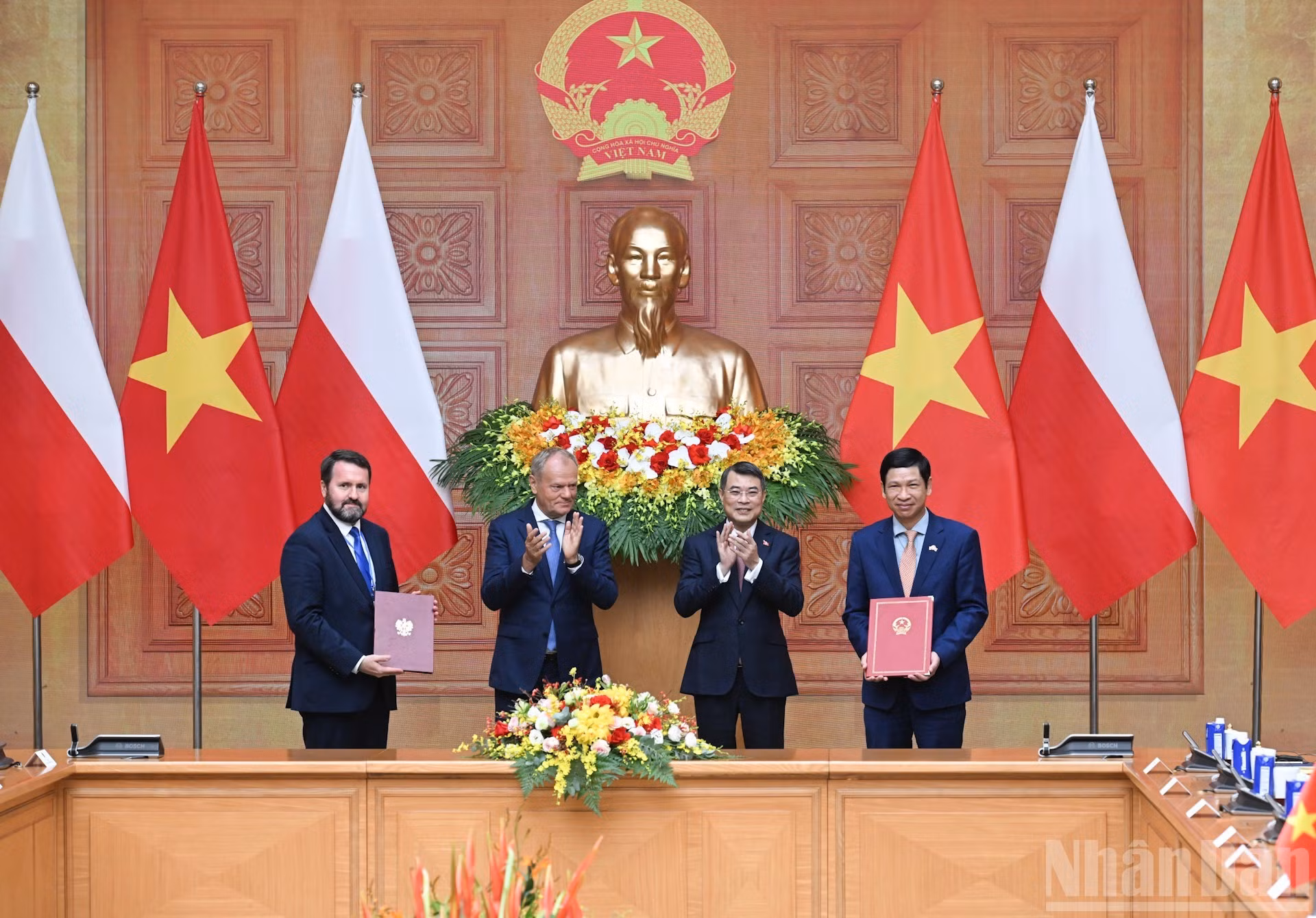 Los dos dirigentes presencian la entrega de las copias rubricadas de un memorando de entendimiento sobre cooperación entre el Ministerio de Cultura, Deportes y Turismo de Vietnam y el de Deportes y Turismo de Polonia.