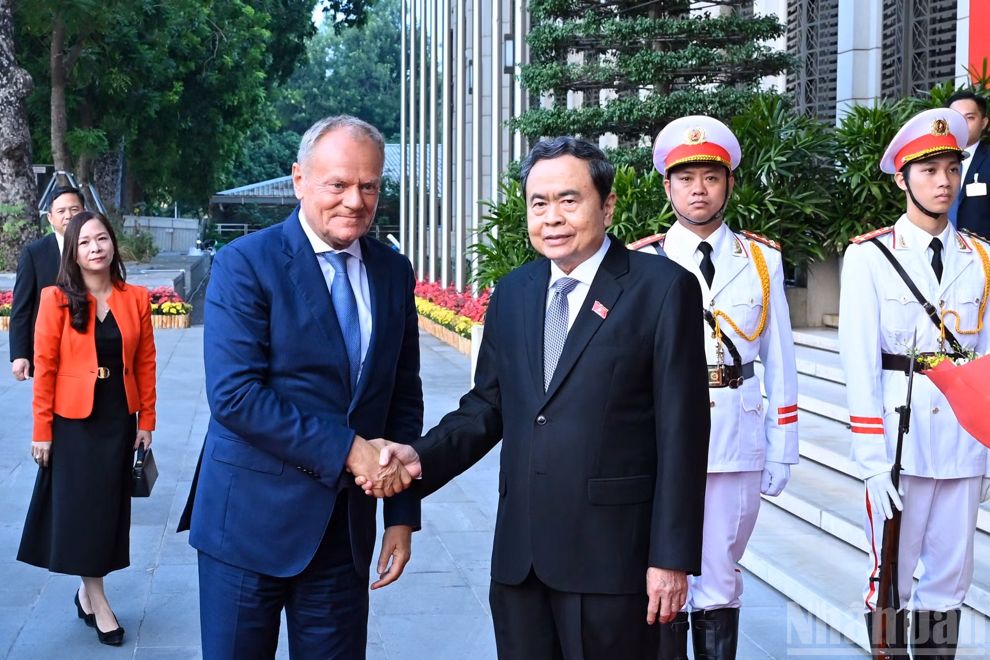 El presidente de la Asamblea Nacional de Vietnam, Tran Thanh Man, recibe al primer ministro de Polonia, Donald Tusk.