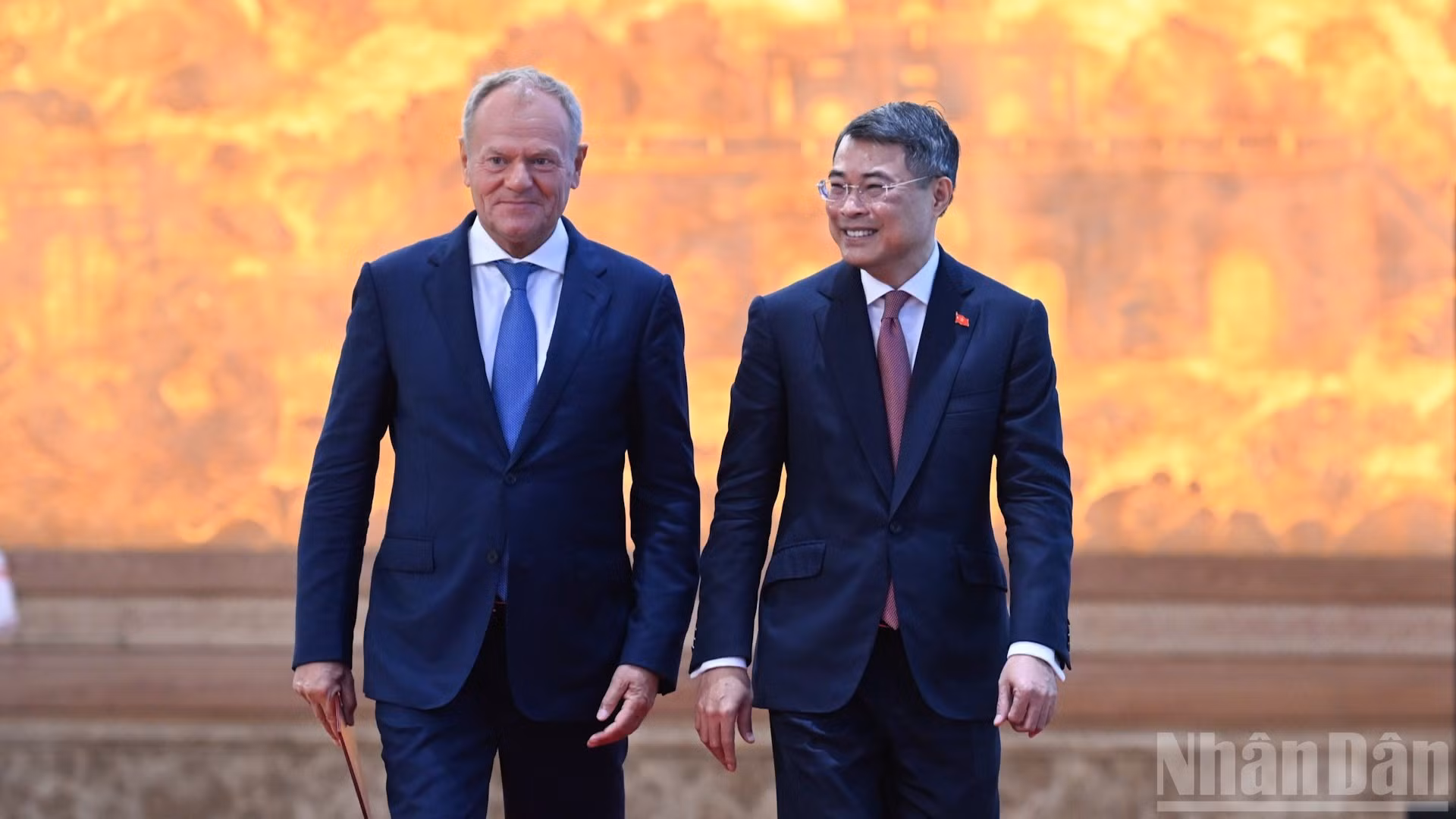 El primer ministro de Vietnam, Le Minh Hung (derecha), y su homólogo de Polonia, Donald Tusk.