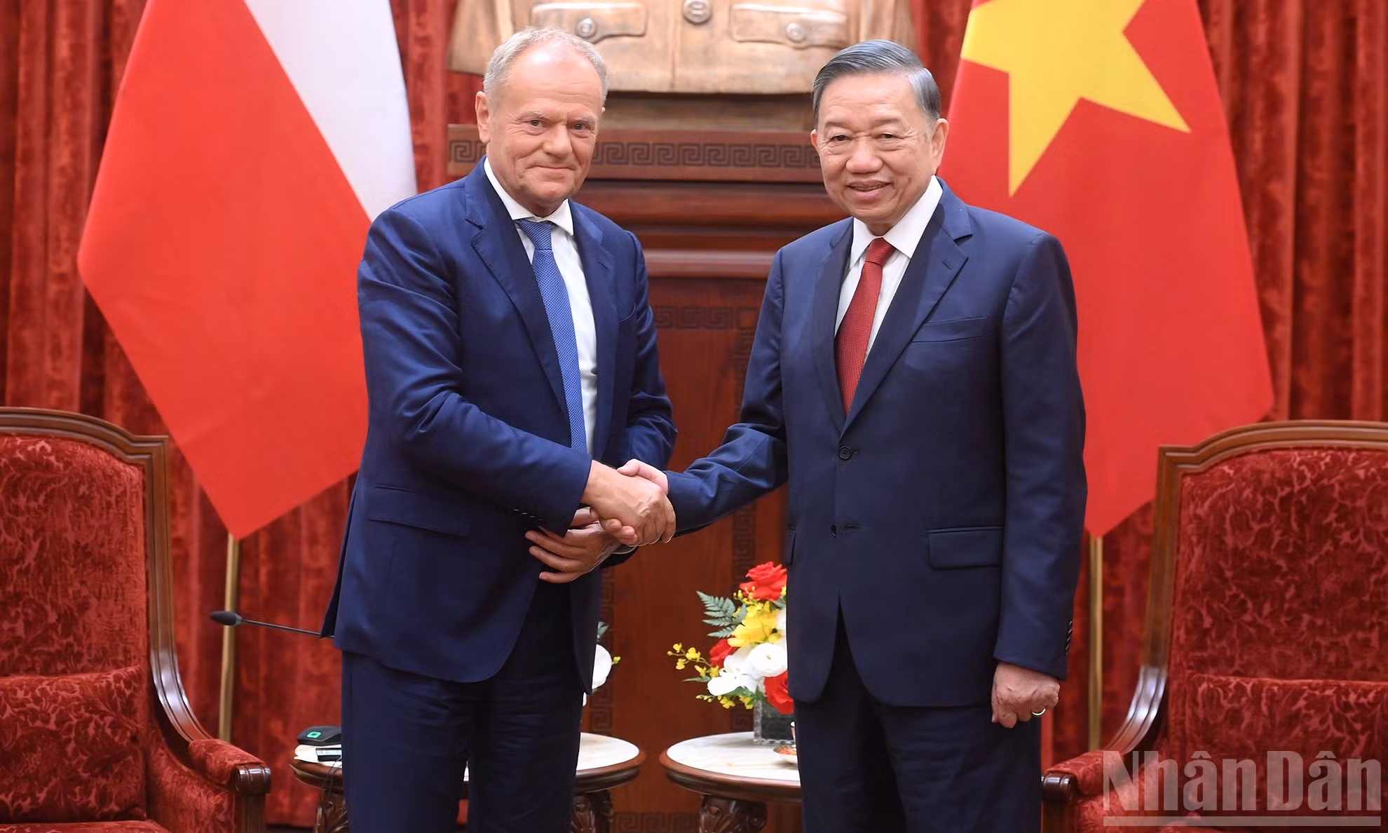 El secretario general del Partido Comunista y presidente de Vietnam, To Lam, y el primer ministro de Polonia, Donald Tusk.