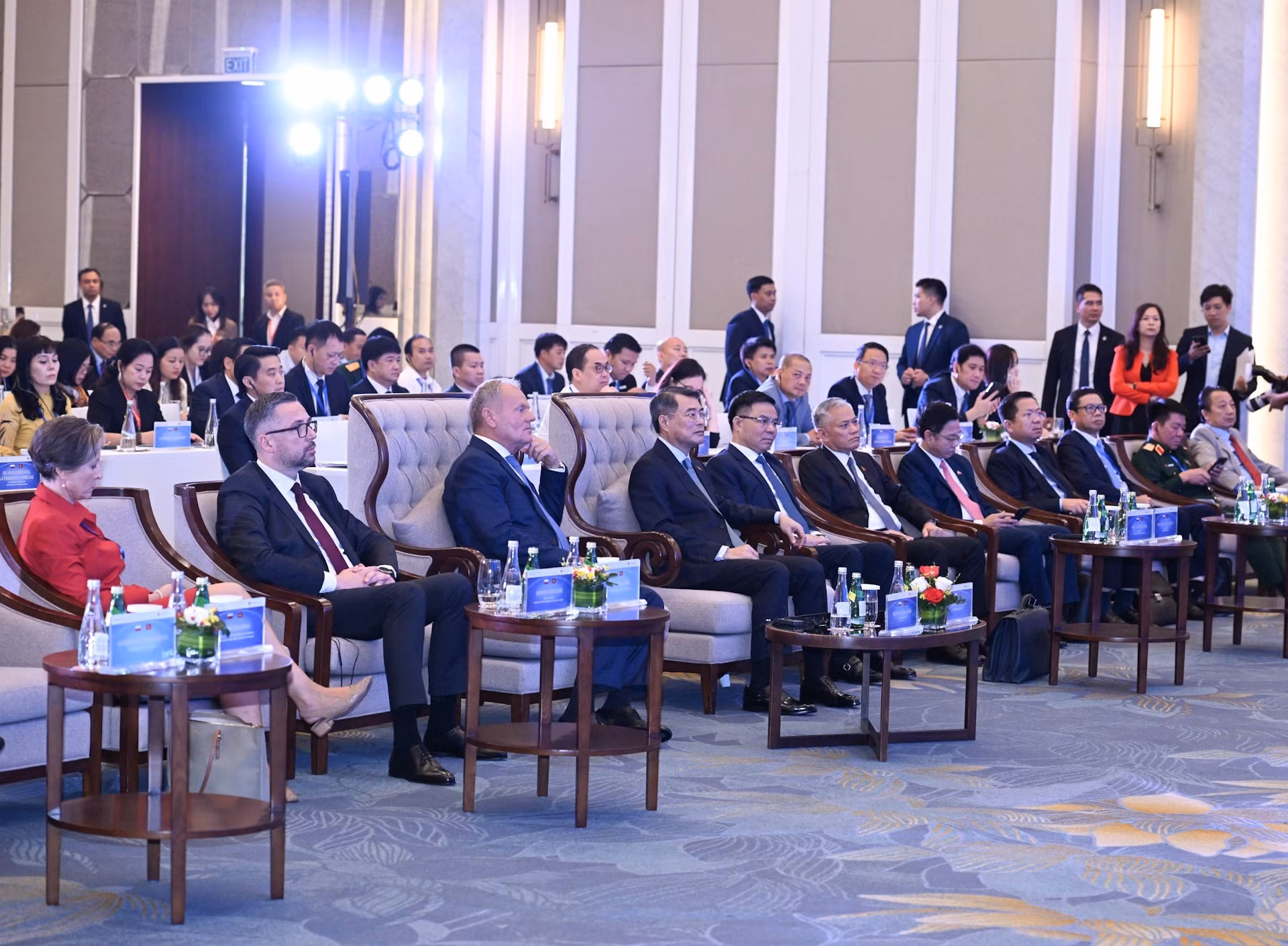 El primer ministro de Vietnam, Le Minh Hung, y su homólogo de Polonia, Donald Tusk, junto a otros asistentes a la mesa redonda.