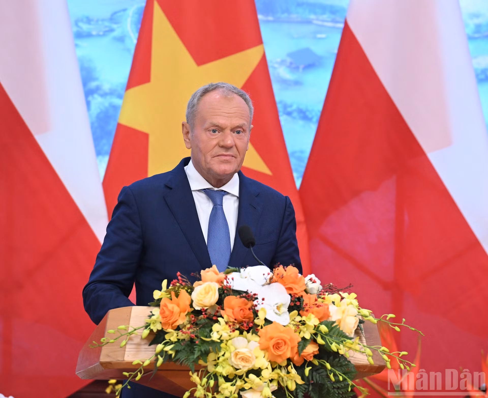 El primer ministro de Polonia, Donald Tusk, se dirige a la prensa.
