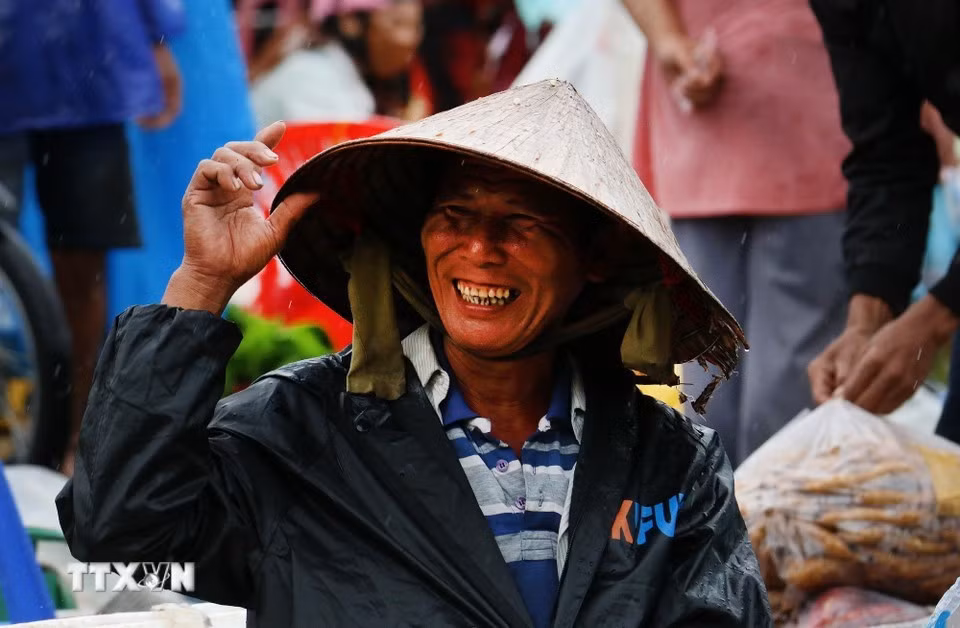 En los días lluviosos, los vendedores suelen permanecer con su habitual sonrisa y esperan pacientemente a los clientes junto a sus modestos puestos de mercancías.