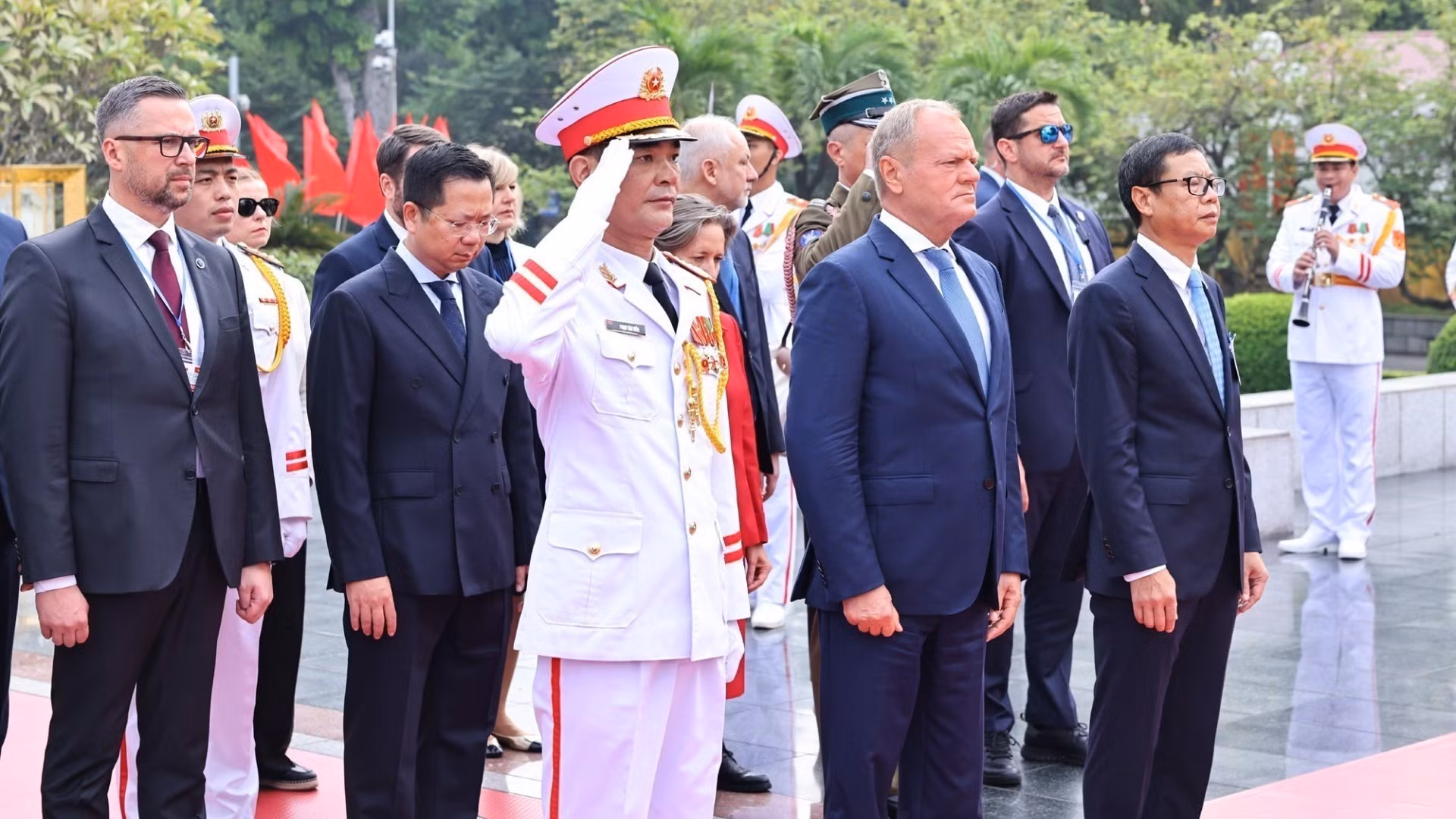 El primer ministro de Polonia, Donald Tusk, rinde homenaje a soldados vietnamitas caídos en defensa de la Patria.