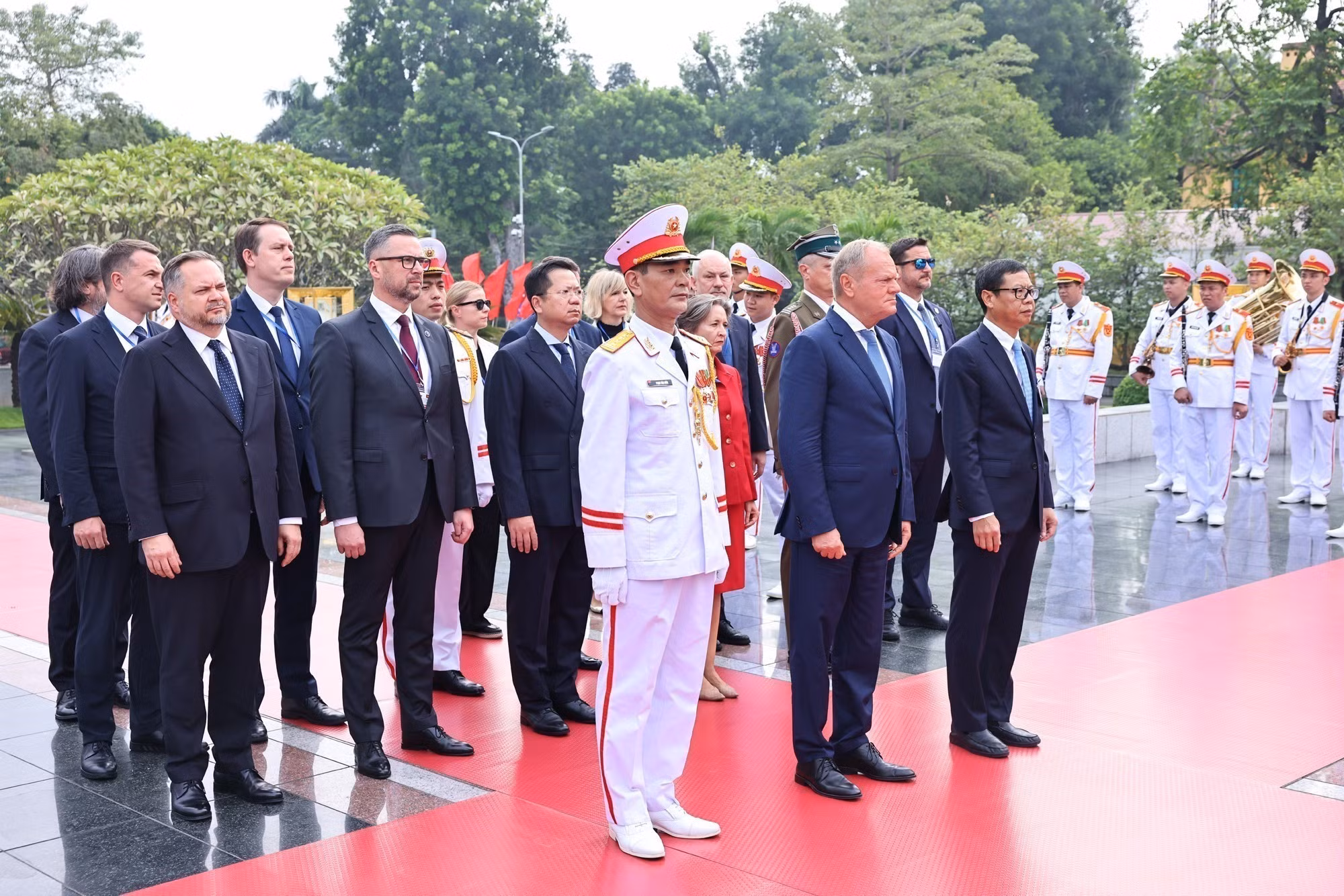 El primer ministro de Polonia, Donald Tusk, y sus acompañantes en el acto.