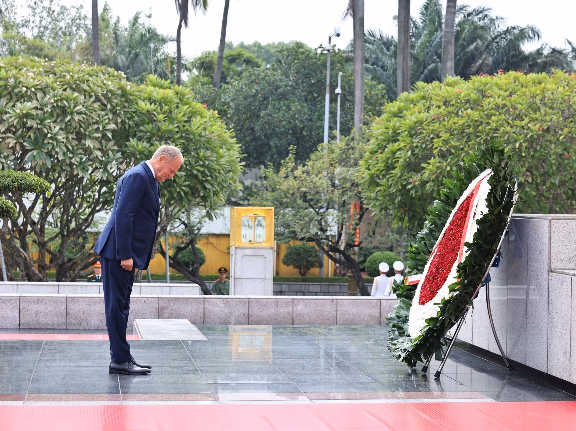 El primer ministro de Polonia, Donald Tusk, rinde homenaje a los combatientes caídos de Vietnam.