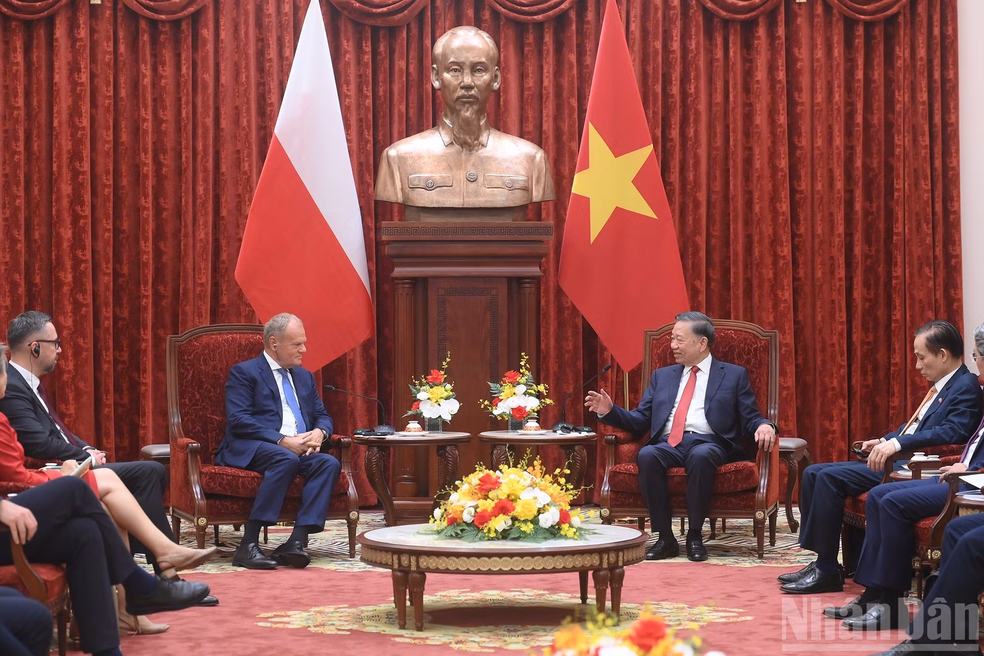 Reunión entre el secretario general del Partido Comunista y presidente de Vietnam, To Lam, y el primer ministro de Polonia, Donald Tusk.
