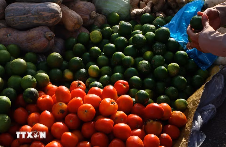 Las cestas de fruta en el mercado “chom hom” del barrio de Vi Thanh, en la ciudad de Can Tho, aportan vivos colores al pintoresco paisaje de los mercados rurales en el delta del Mekong.