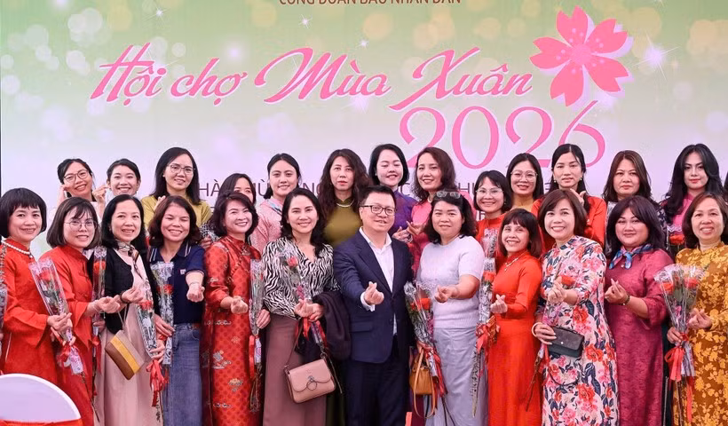 Le Quoc Minh, miembro del Comité Central del Partido Comunista de Vietnam, presidente-editor de Nhan Dan, subjefe de la Comisión de Propaganda y Movilización de Masas del Comité Central del Partido y titular de la Asociación de Periodistas del país, en la feria.