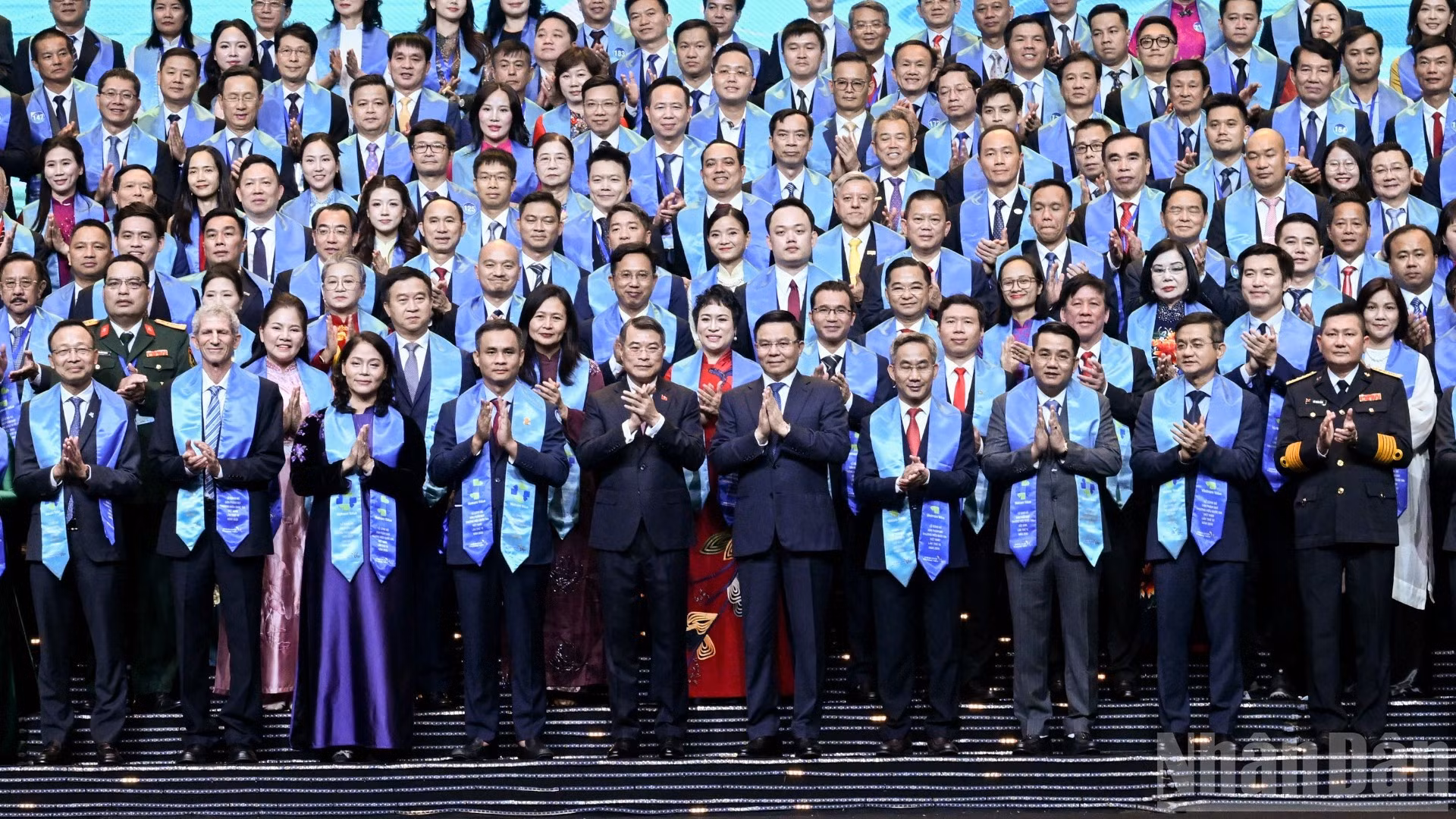 El primer ministro de Vietnam, Le Minh Hung, y delegados a la ceremonia.