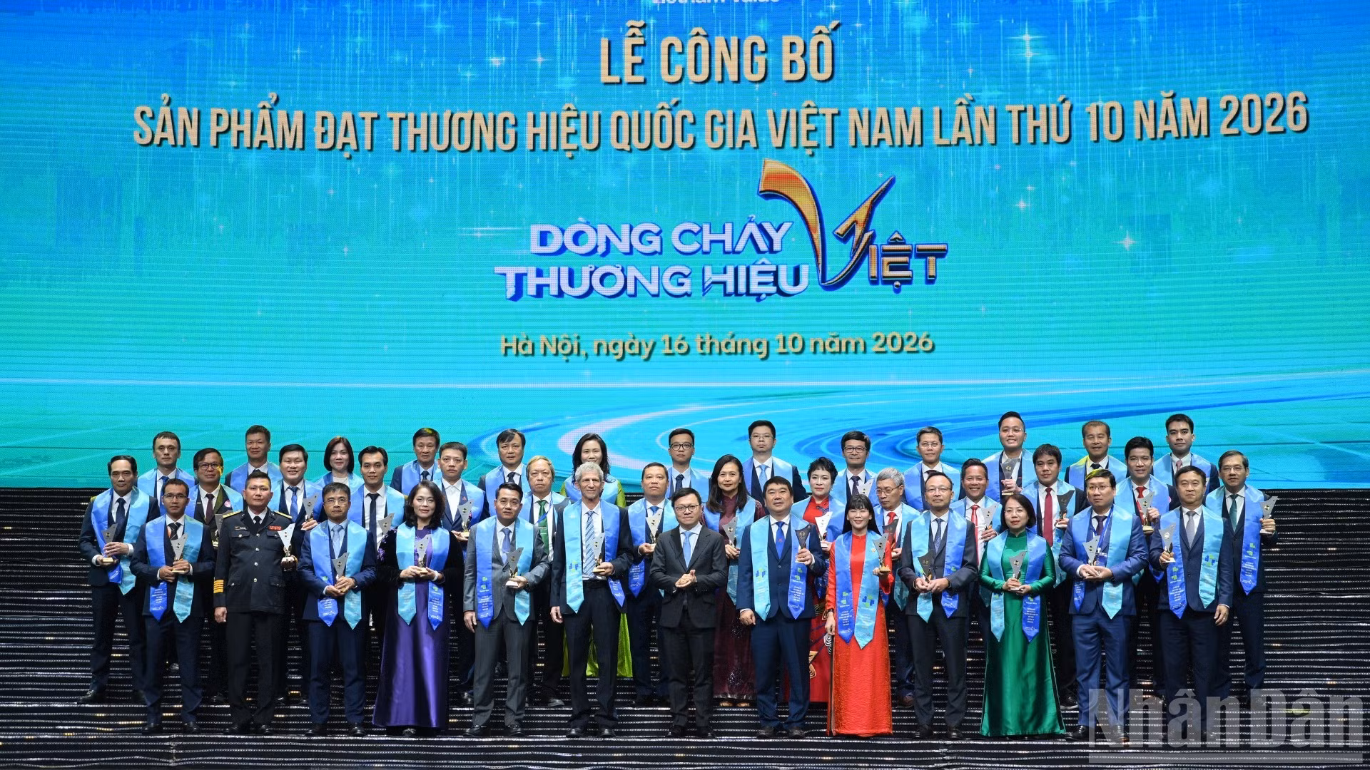 Le Quoc Minh, miembro del Comité Central del Partido Comunista de Vietnam, presidente-editor del periódico Nhan Dan (Pueblo), subjefe de la Comisión de Comunicación y Educación del Comité Central del Partido y presidente de la Asociación de Periodistas Vietnamitas, otorga la placa de reconocimiento del programa a las empresas merecedoras.