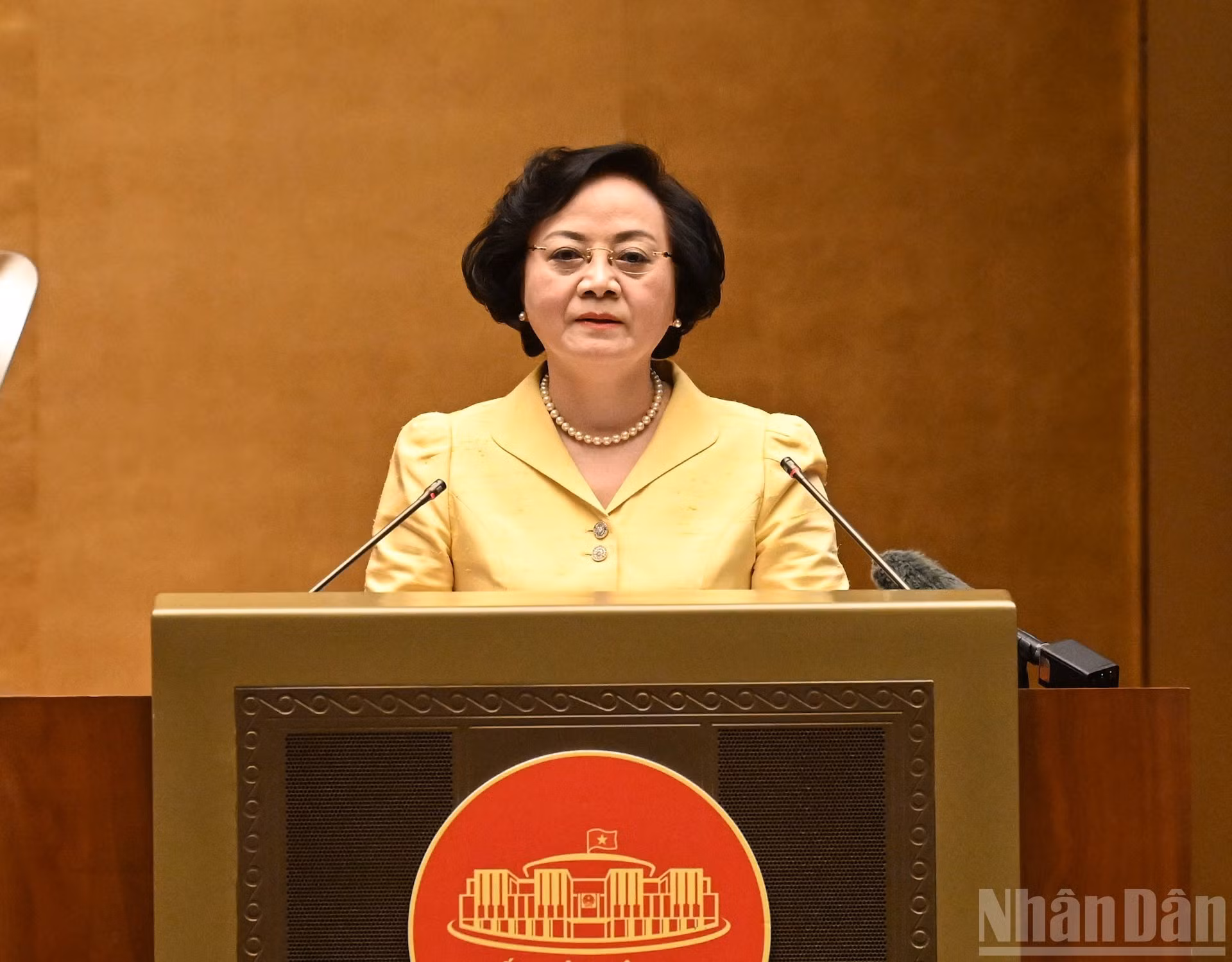 Pham Thi Thanh Tra, secretaria del Comité Central del Partido y viceprimera ministra, habla del tema “Conclusión sobre la estrategia nacional sobre atracción, contratación efectiva y desarrollo de recursos humanos competentes en sectores e industrias punteros en pos del desarrollo nacional rápido y sostenible”.