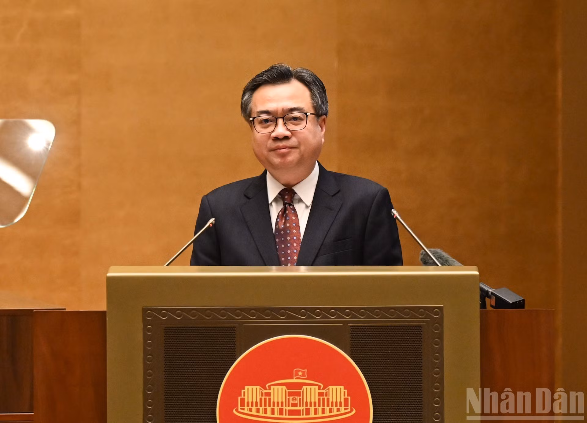 Nguyen Thanh Nghi, miembro del Buró Político, secretario del Comité Central del Partido y jefe de la Comisión de Políticas y Estrategias del Comité Central del Partido, expone la ponencia “Reglamento sobre la participación de los miembros del Partido en actividades de inversión y negocios”.