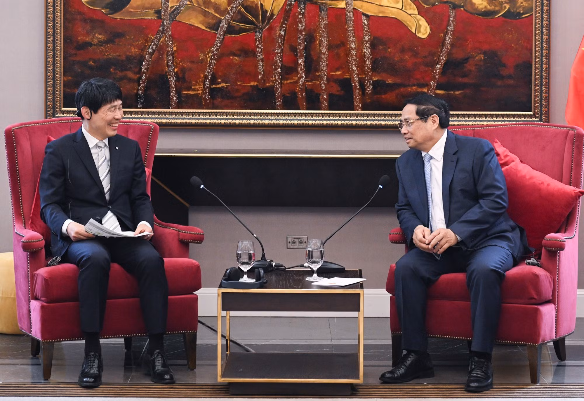 El primer ministro de Vietnam, Pham Minh Chinh, conversa con el gobernador de la prefectura de Gunma, Yamamoto Ichita.