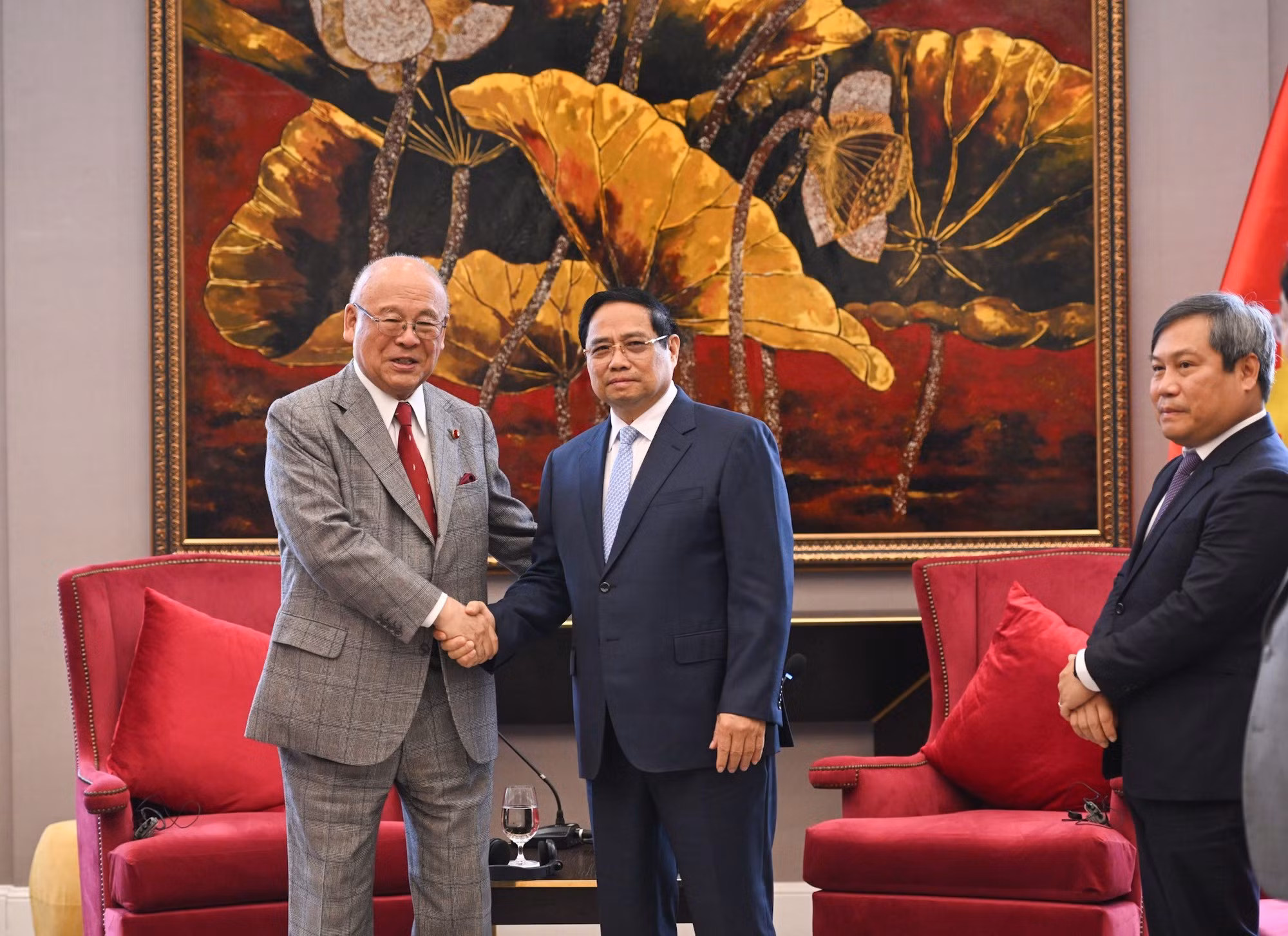 El primer ministro de Vietnam, Pham Minh Chinh, y el asesor especial de la Alianza de Parlamentarios de Amistad Japón-Vietnam, Takebe Tsutomu.