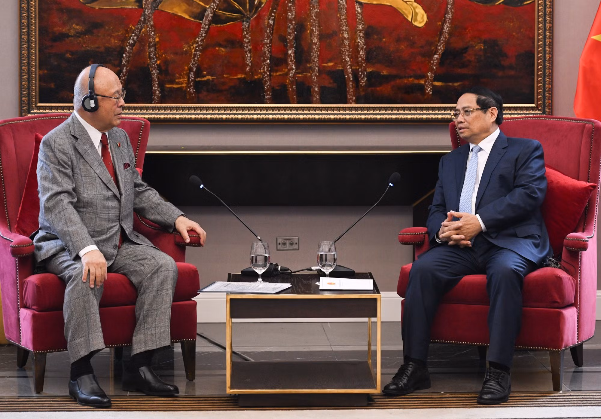Reunión entre el premier Pham Minh Chinh y el asesor especial de la Alianza de Parlamentarios de Amistad Japón-Vietnam, Takebe Tsutomu.