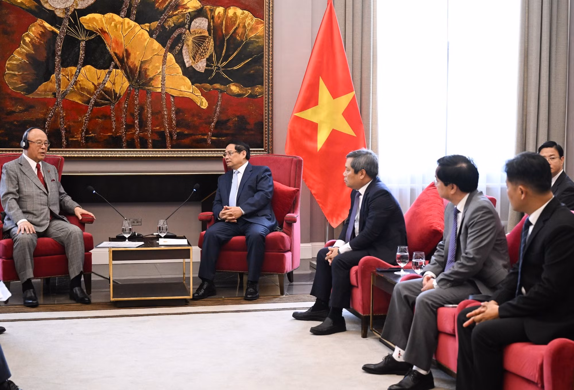 El jefe de Gobierno y representantes de Vietnam.
