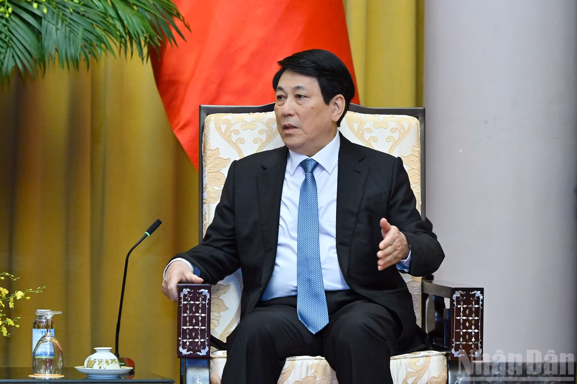 El presidente de Vietnam, Luong Cuong, da palabras.
