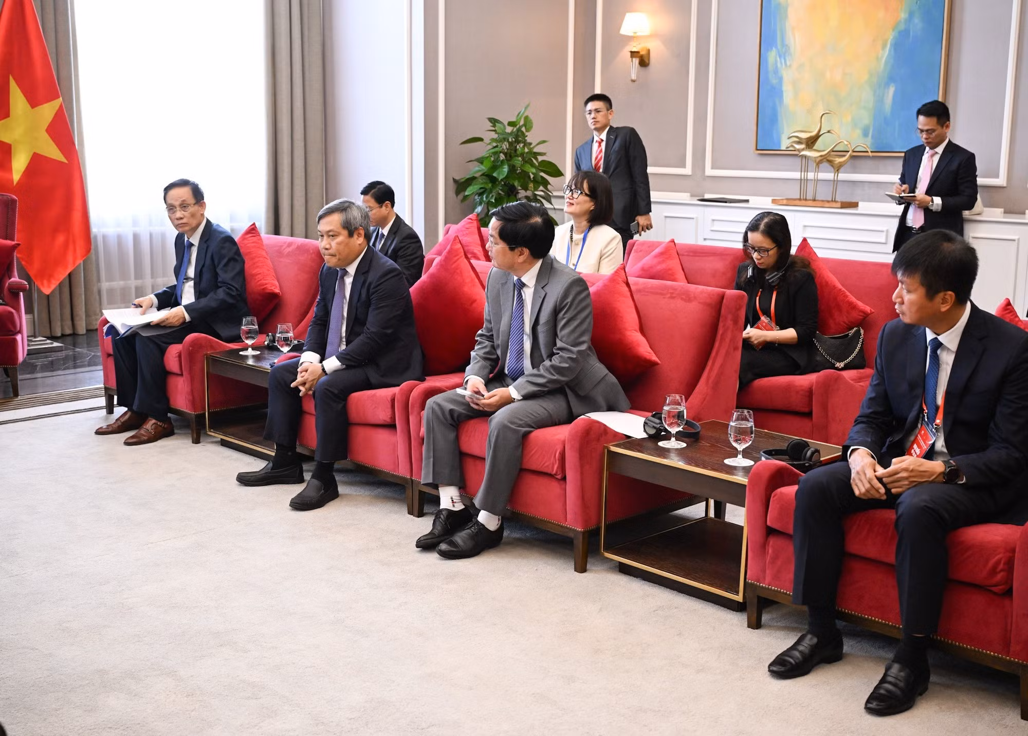 Representantes de ministerios y sectores vietnamitas, así como del gobierno de Quang Ninh.