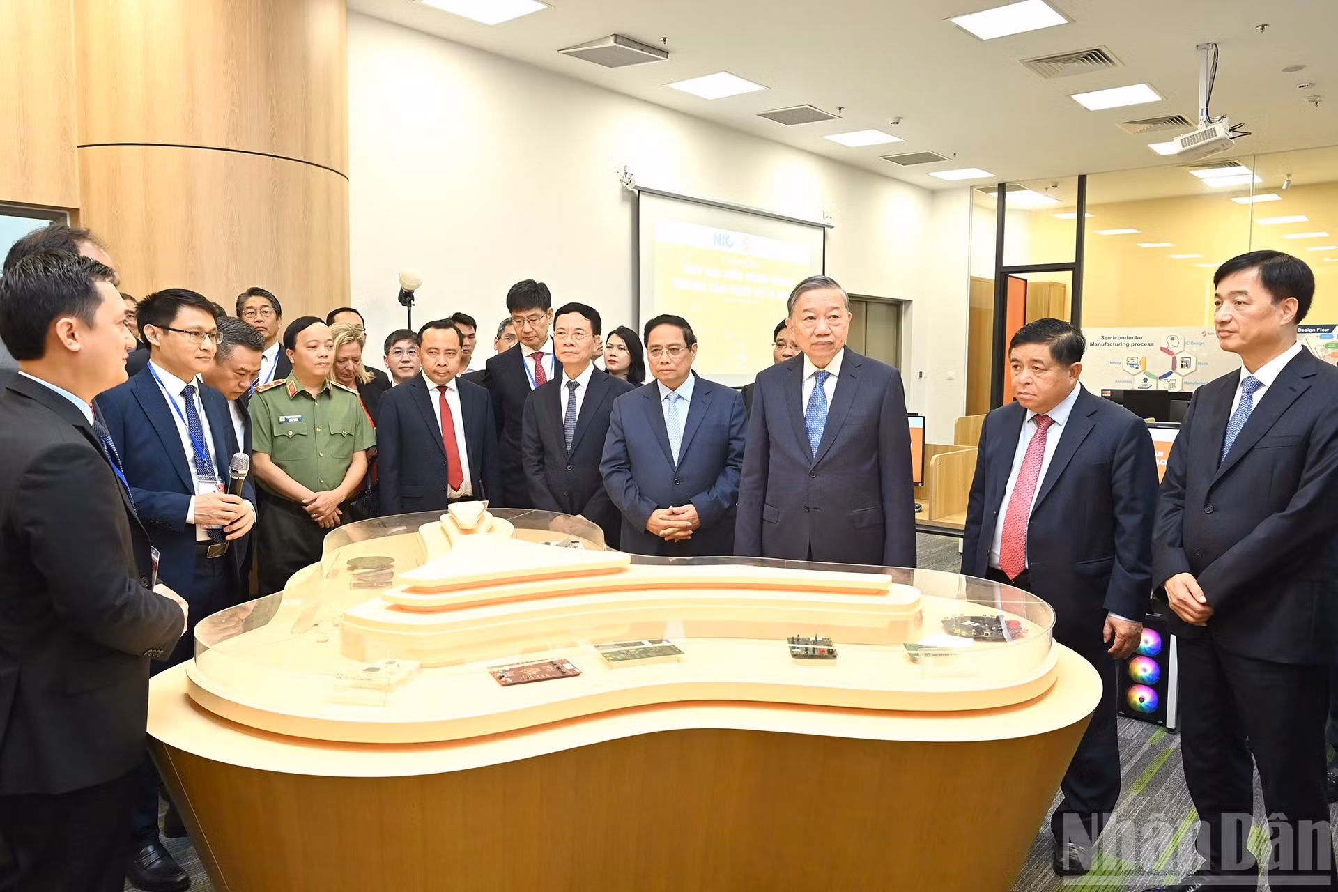 El secretario general del Partido Comunista de Vietnam, To Lam, y el primer ministro del país, Pham Minh Chinh, visitan la exposición en el marco del Día de la Innovación de Vietnam 2025.