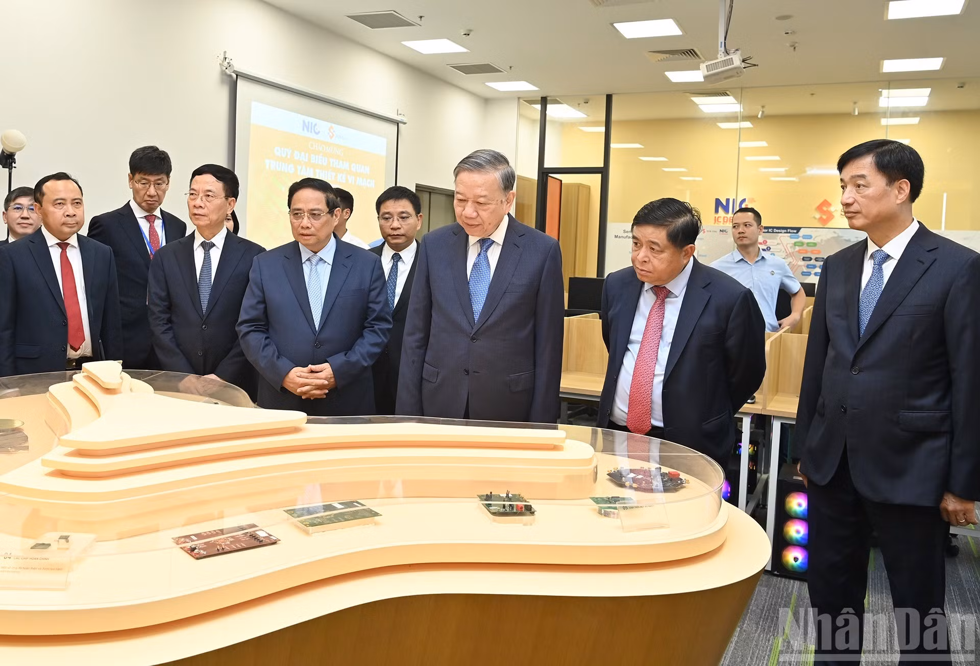 El líder partidista y el jefe de Gobierno visitan un centro de desarrollo de semiconductores en el Parque de Alta Tecnología de Hoa Lac.